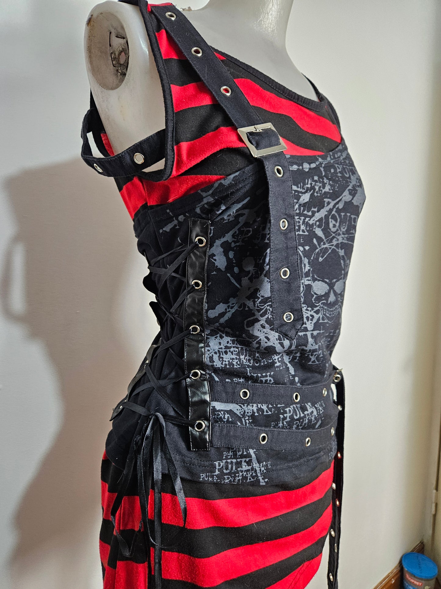 Haut déstructuré rouge et noir