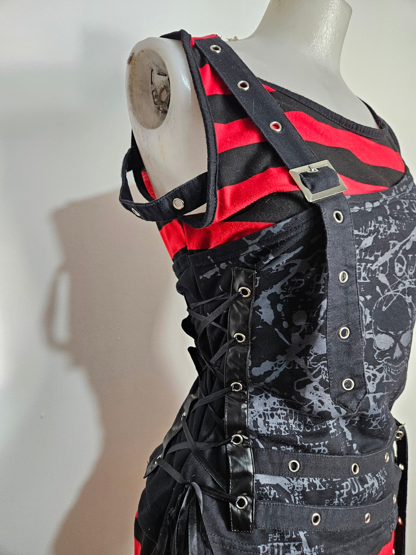 Haut déstructuré rouge et noir