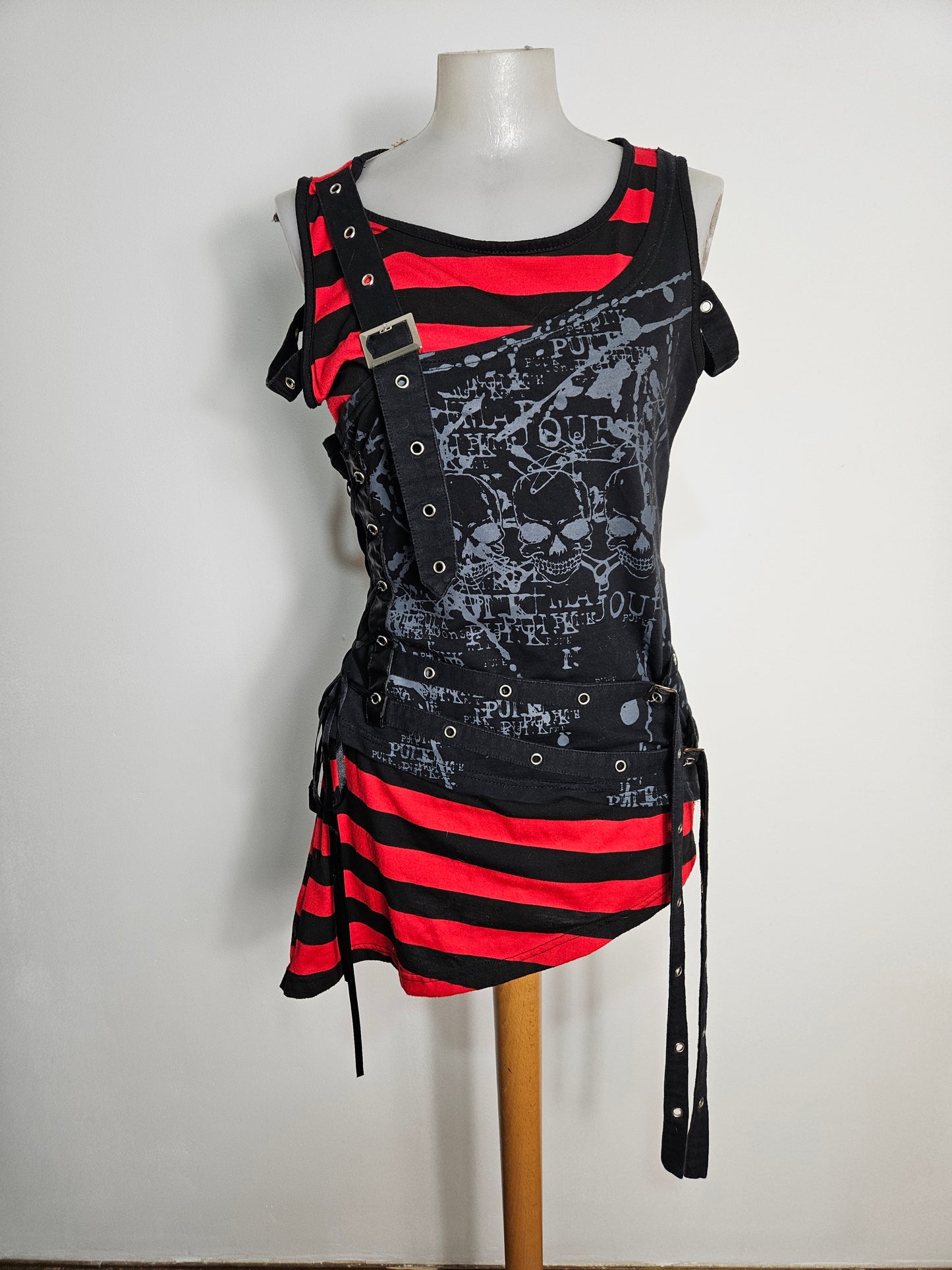 Haut déstructuré rouge et noir