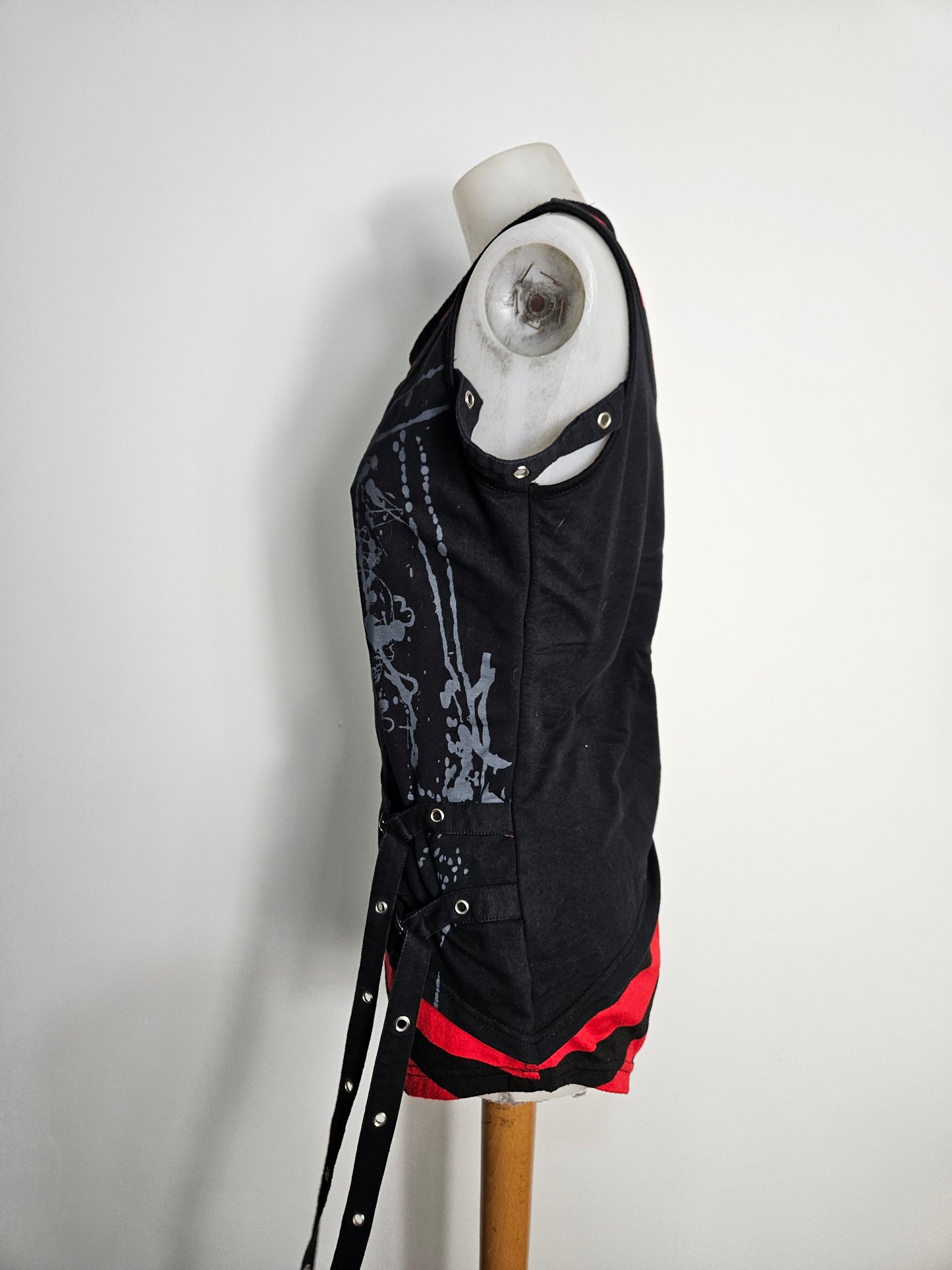 Haut déstructuré rouge et noir