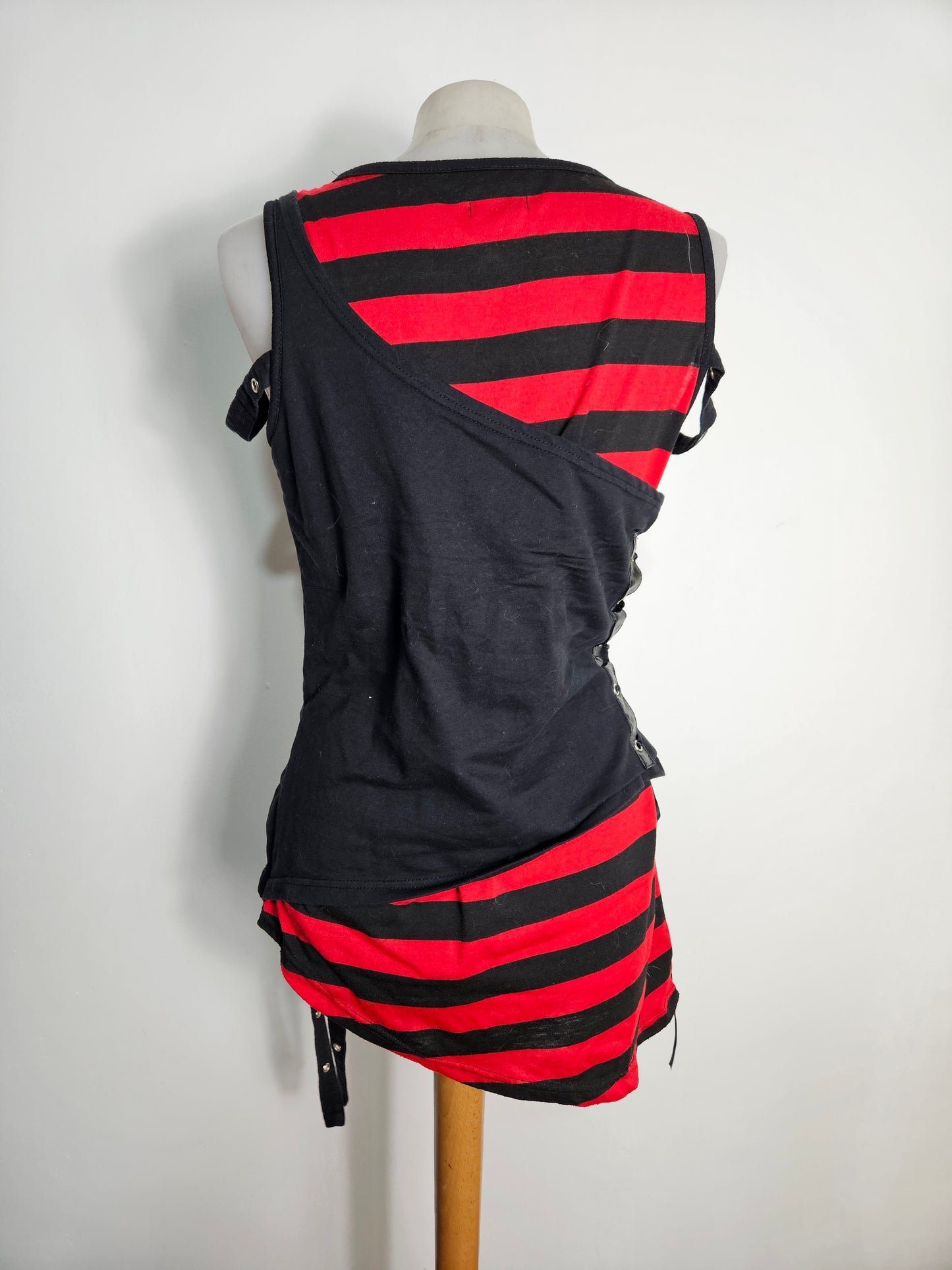 Haut déstructuré rouge et noir