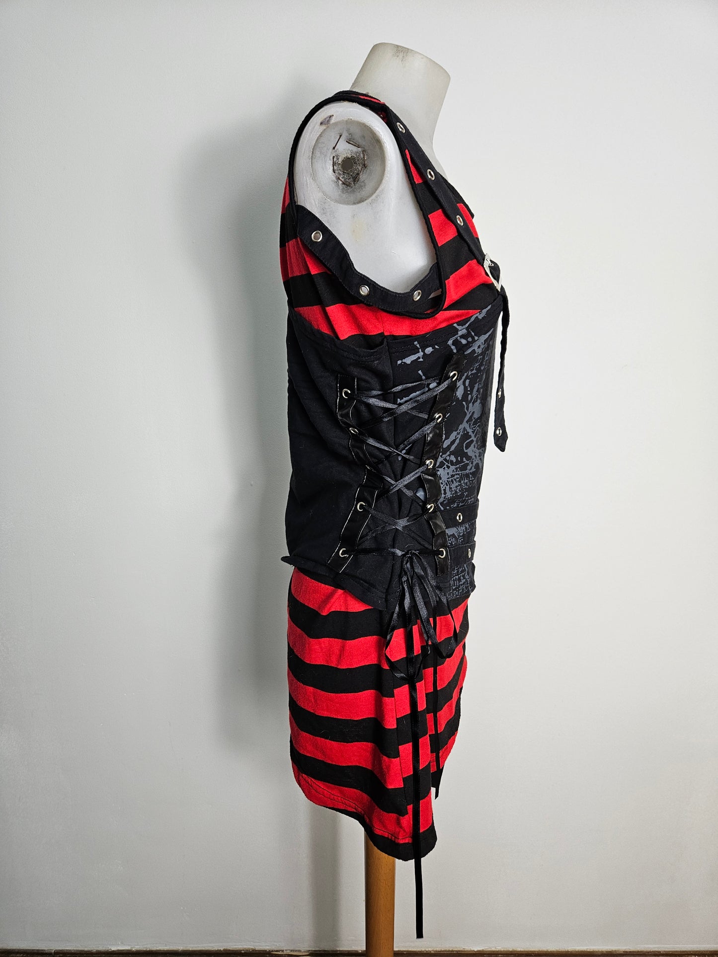 Haut déstructuré rouge et noir