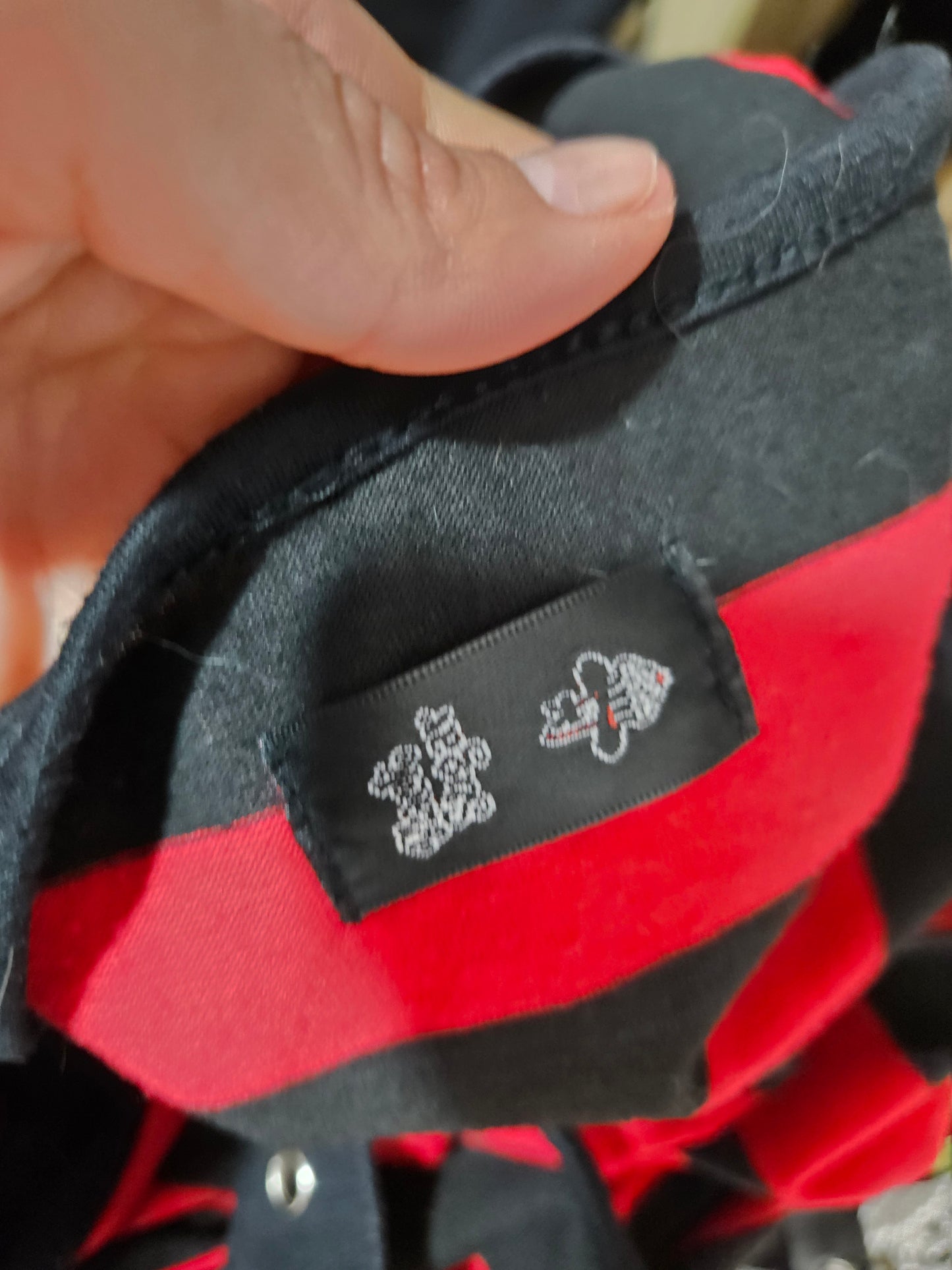 Haut déstructuré rouge et noir