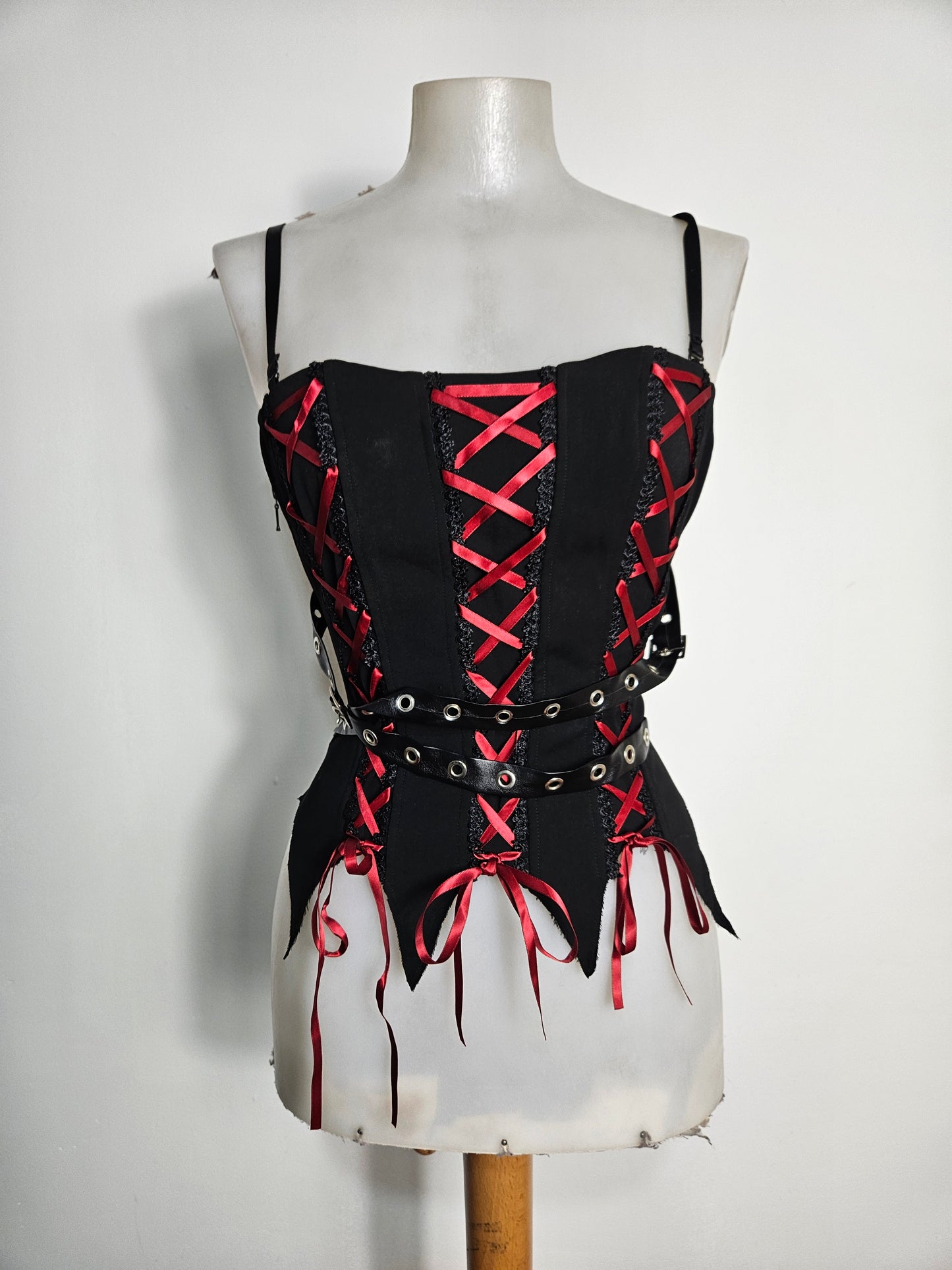 Haut asymétrique à lacets rouge