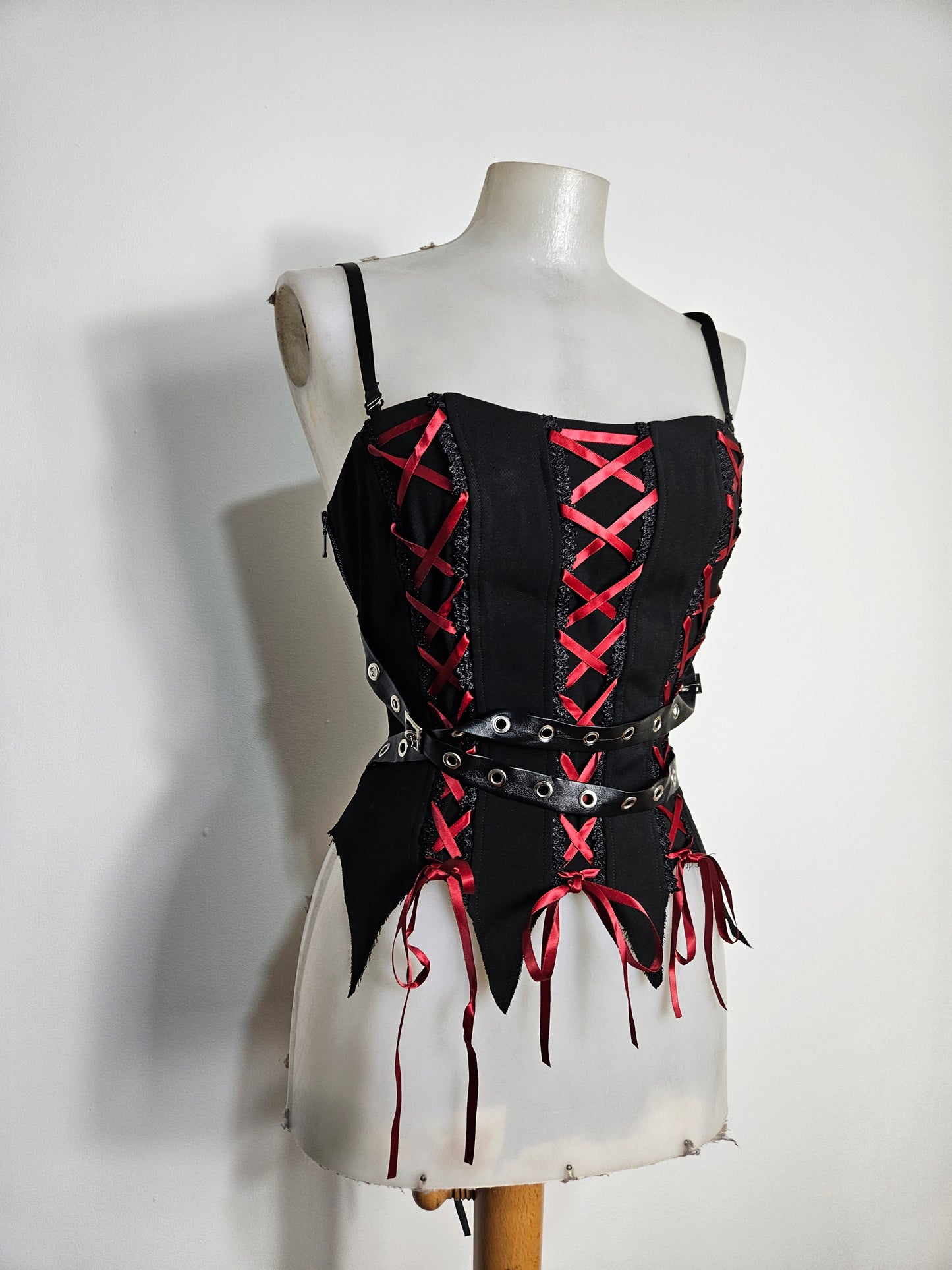 Haut asymétrique à lacets rouge