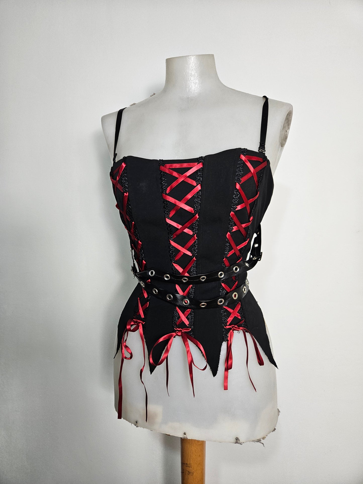 Haut asymétrique à lacets rouge