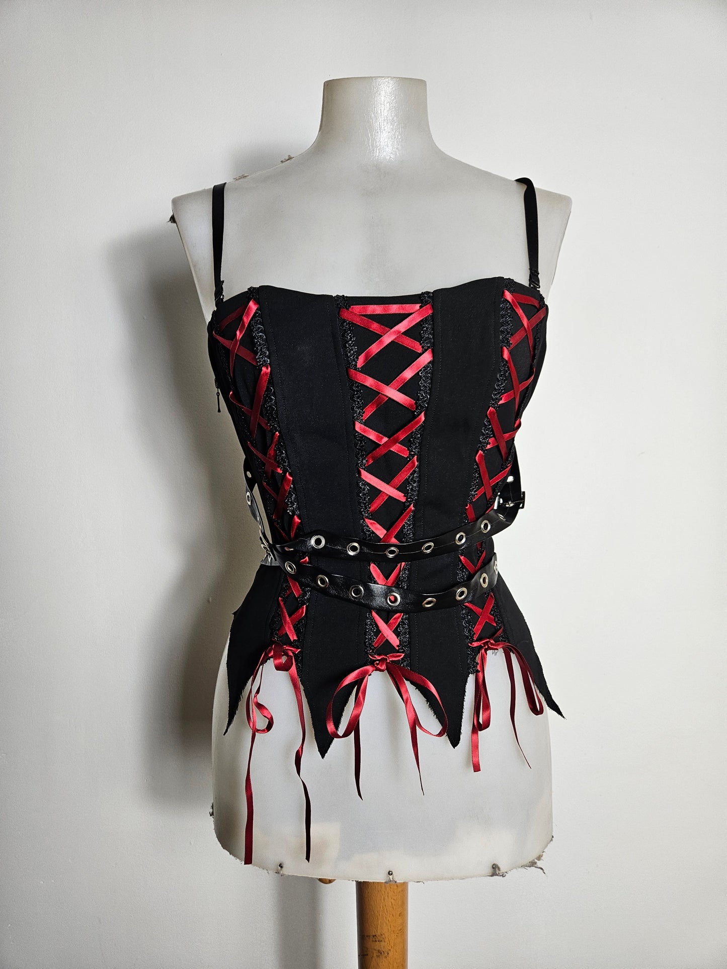 Haut asymétrique à lacets rouge