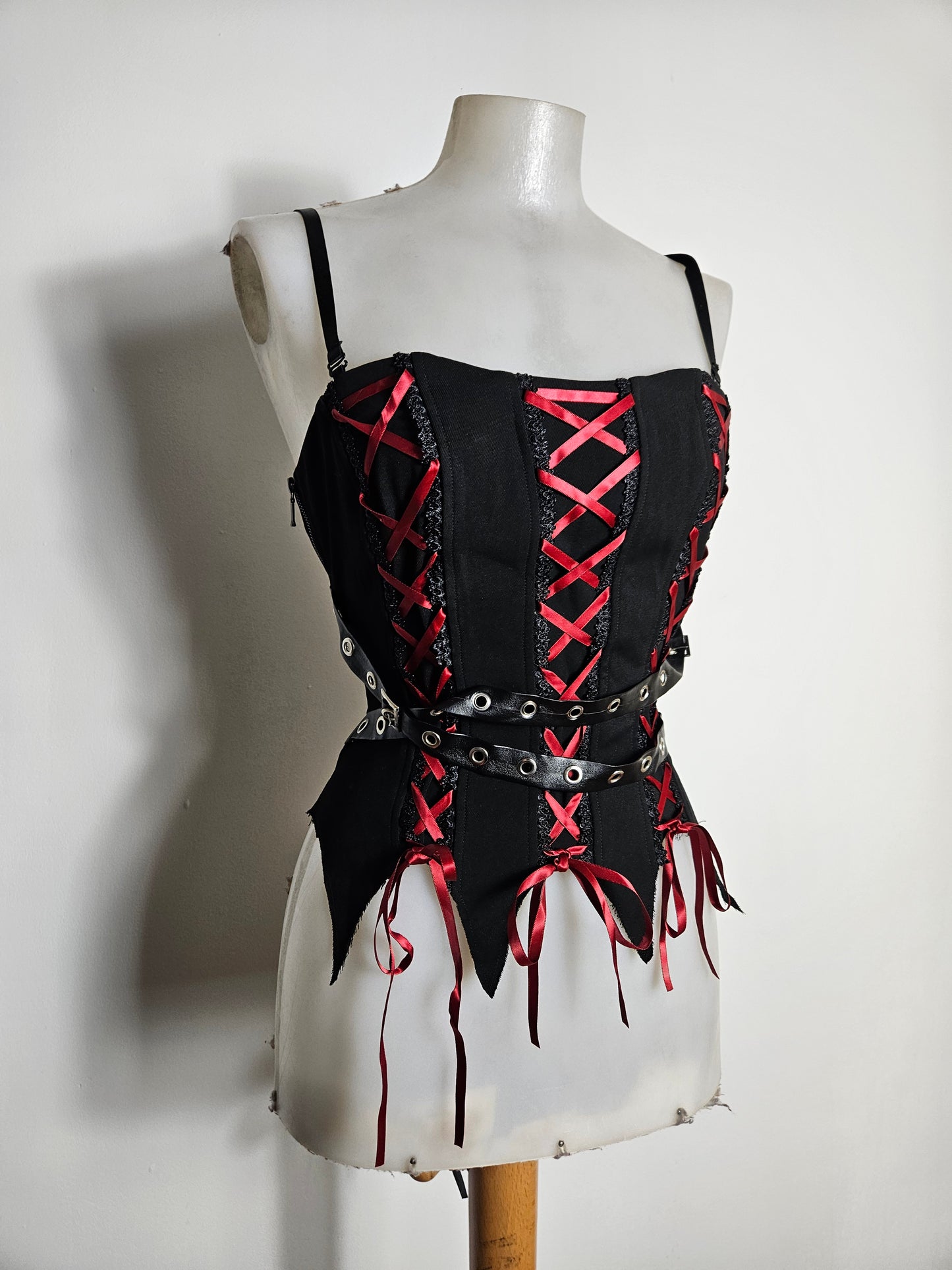 Haut asymétrique à lacets rouge