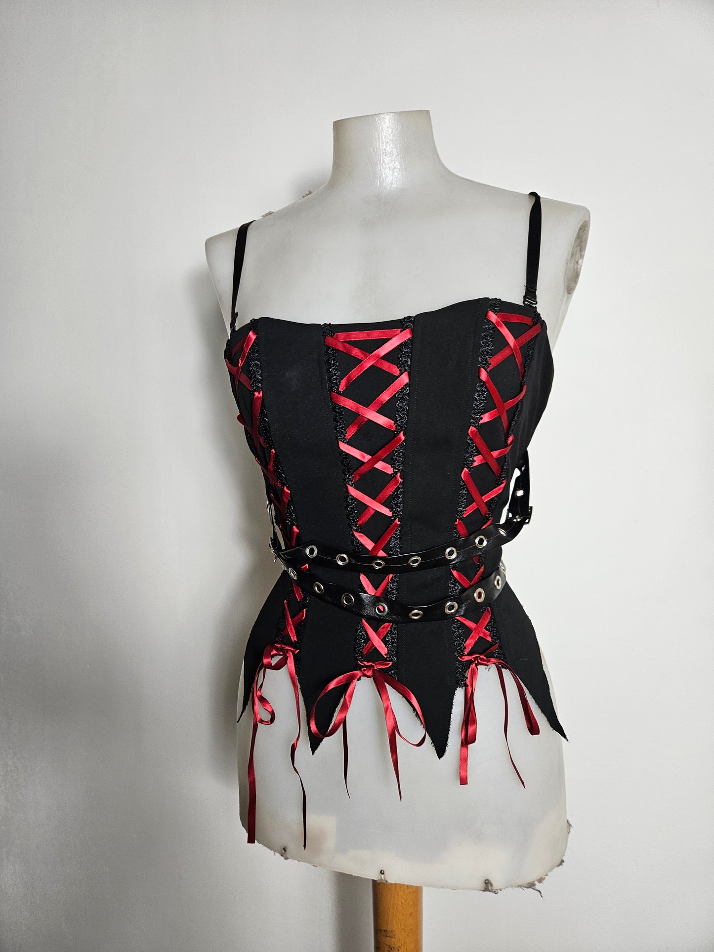 Haut asymétrique à lacets rouge