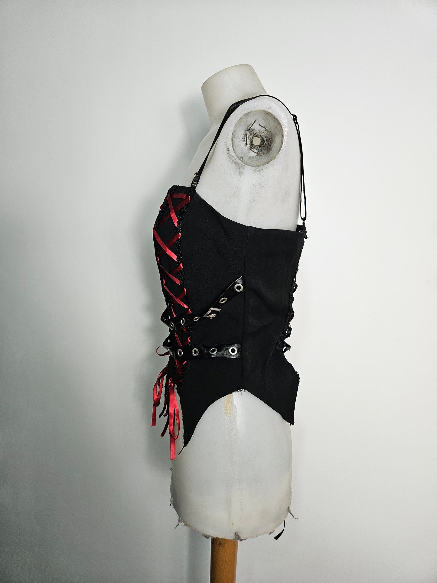 Haut asymétrique à lacets rouge