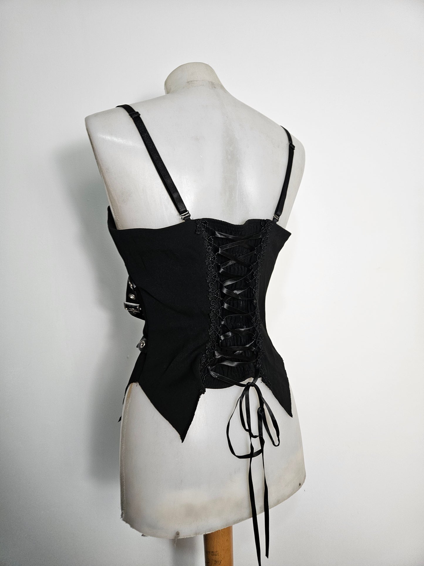 Haut asymétrique à lacets rouge