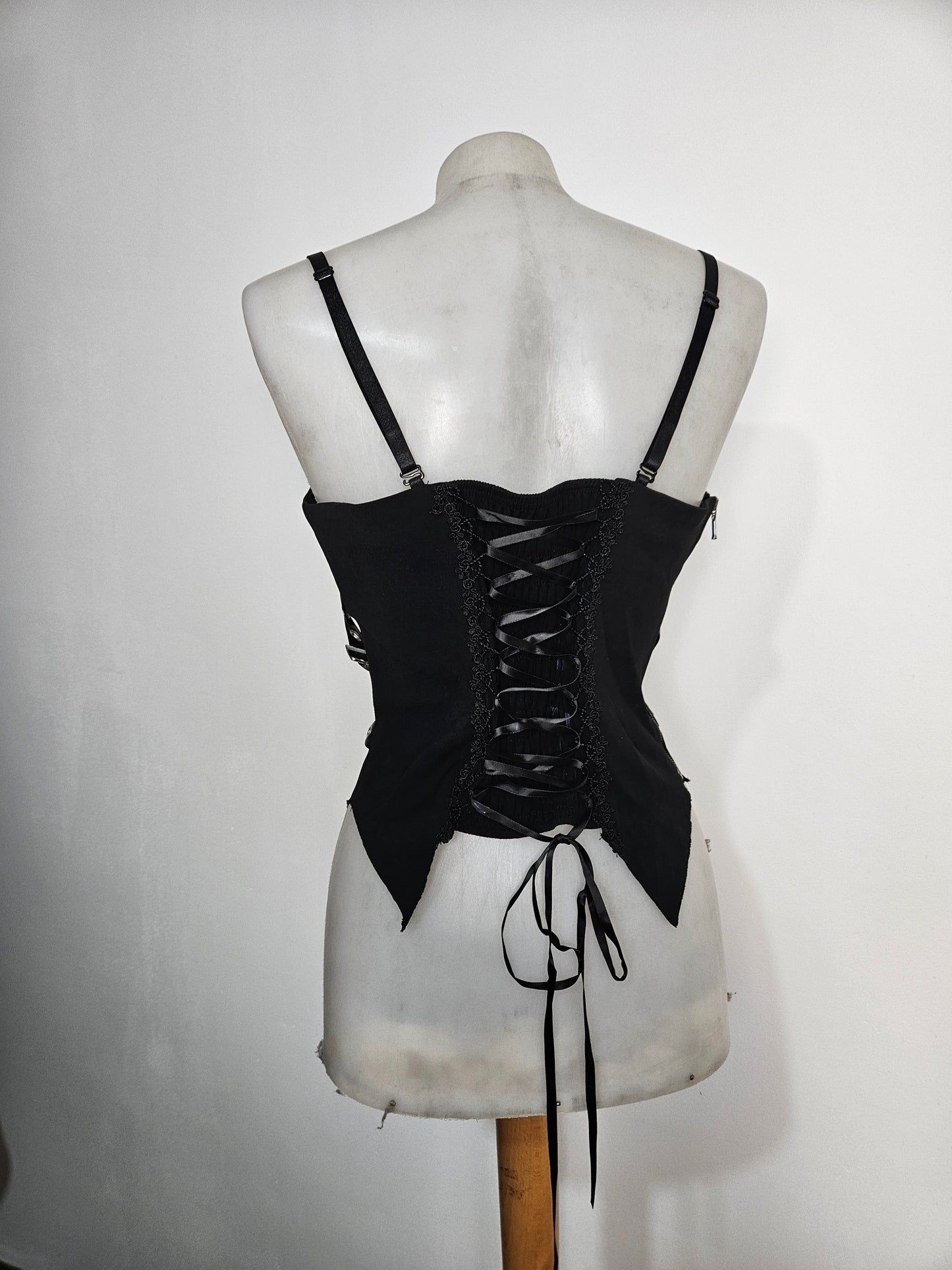 Haut asymétrique à lacets rouge