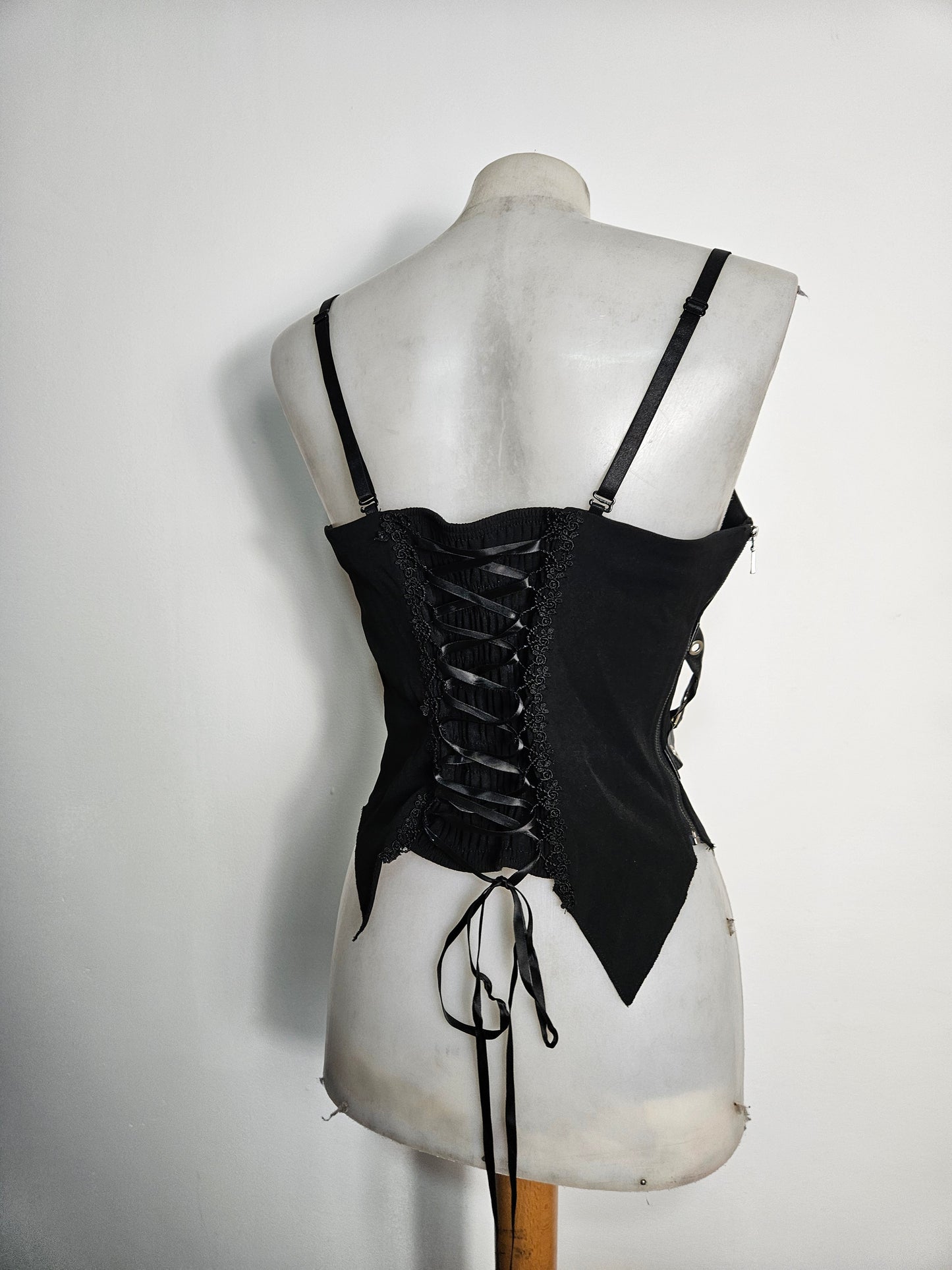 Haut asymétrique à lacets rouge