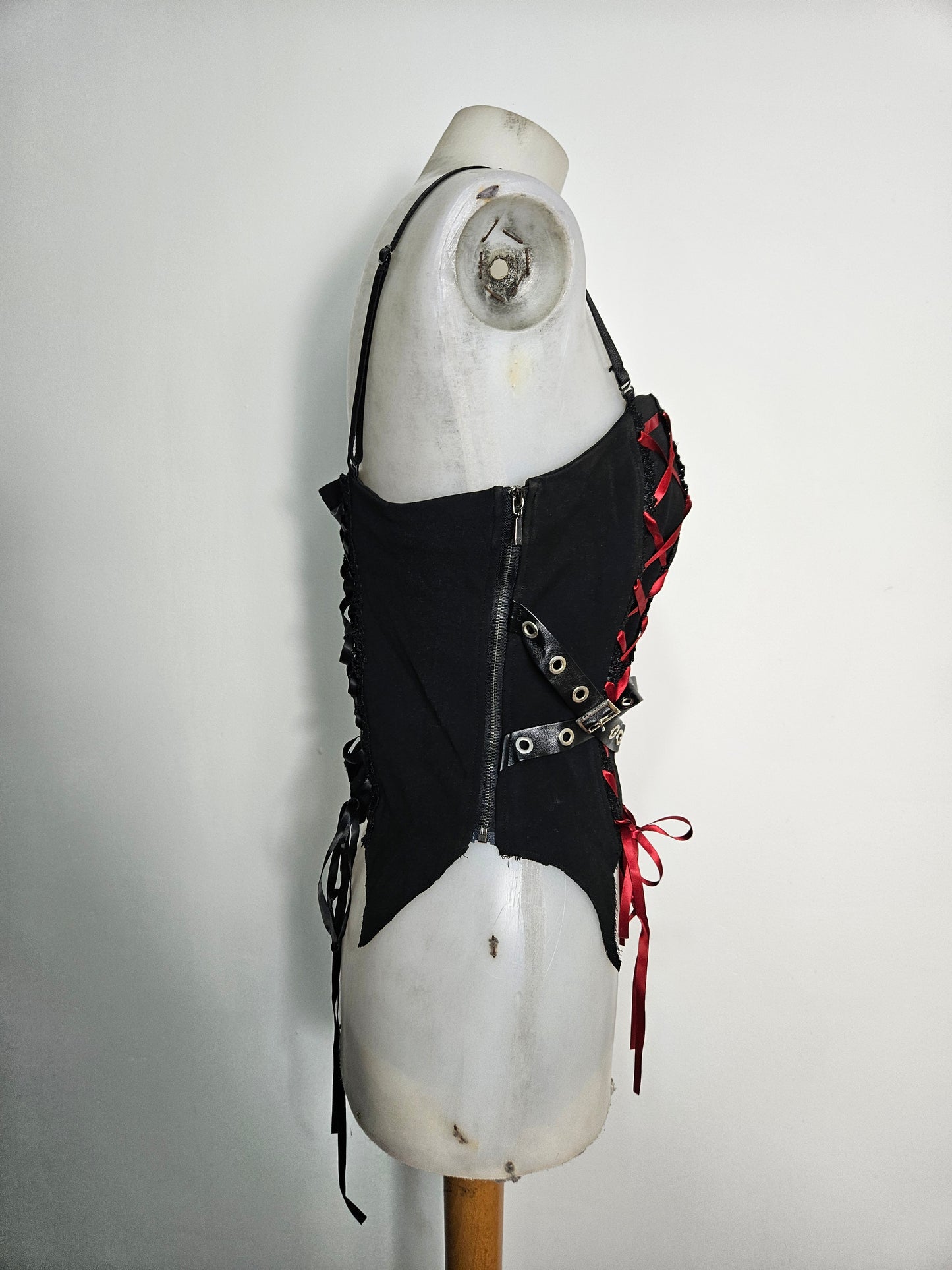 Haut asymétrique à lacets rouge