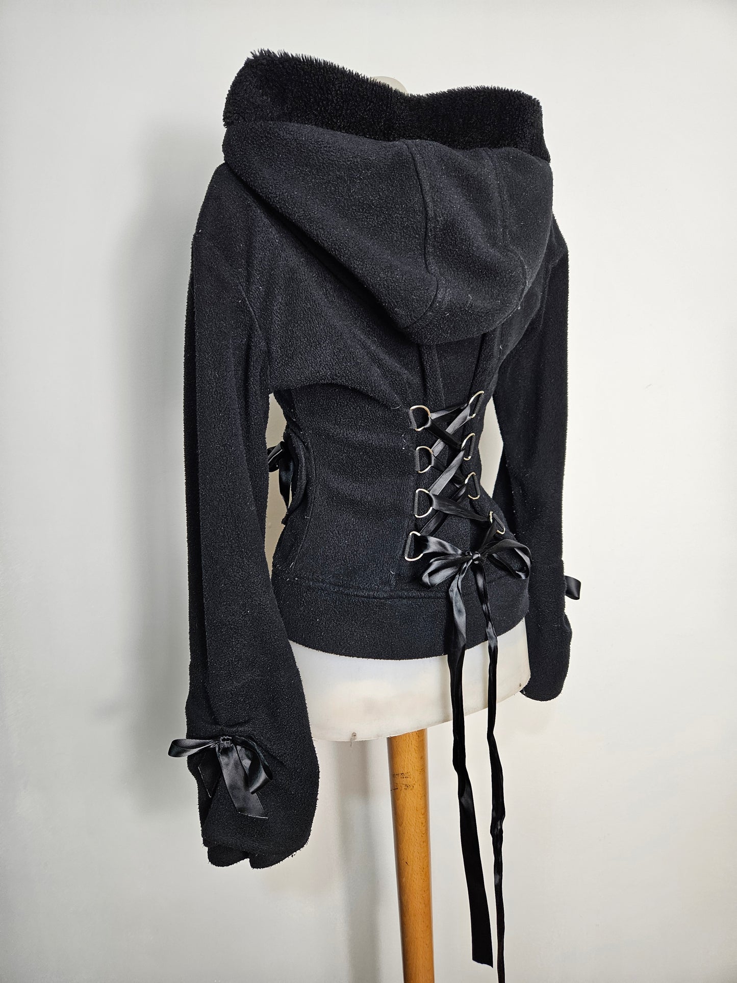 Veste à capuche détails ruban et lacage