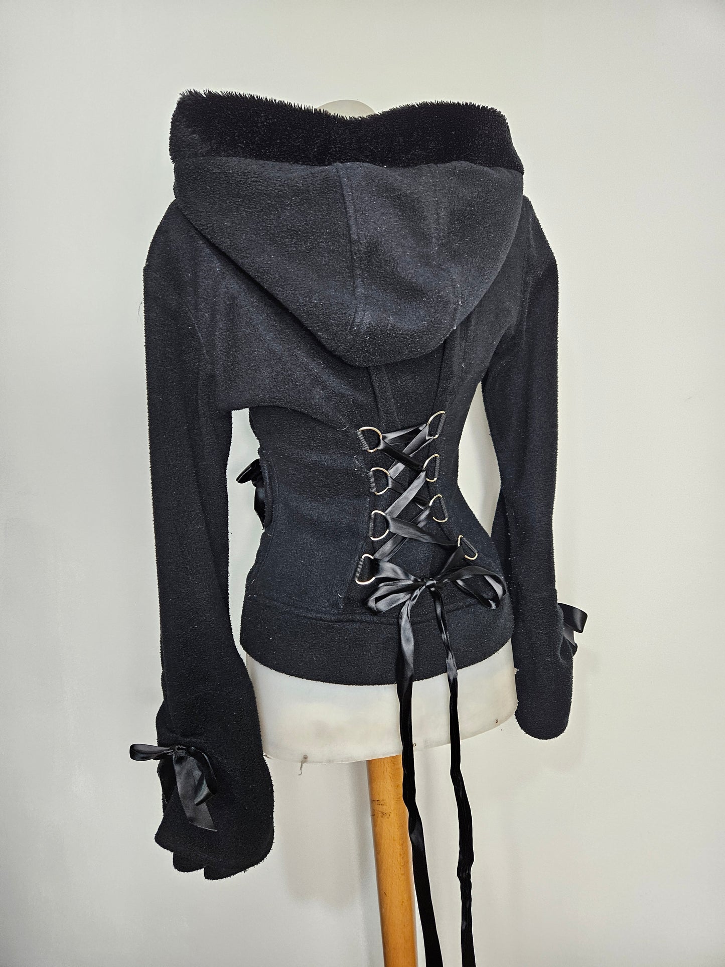 Veste à capuche détails ruban et lacage