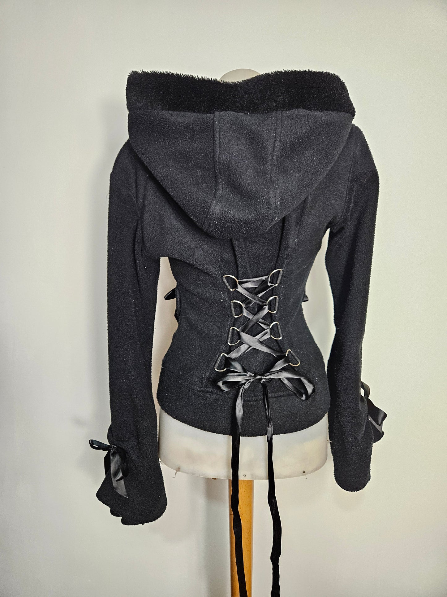 Veste à capuche détails ruban et lacage