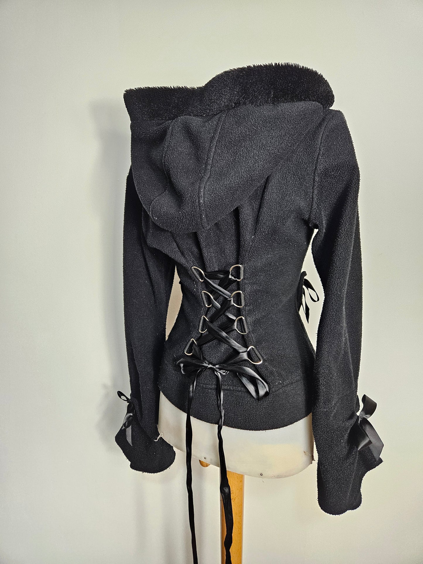 Veste à capuche détails ruban et lacage