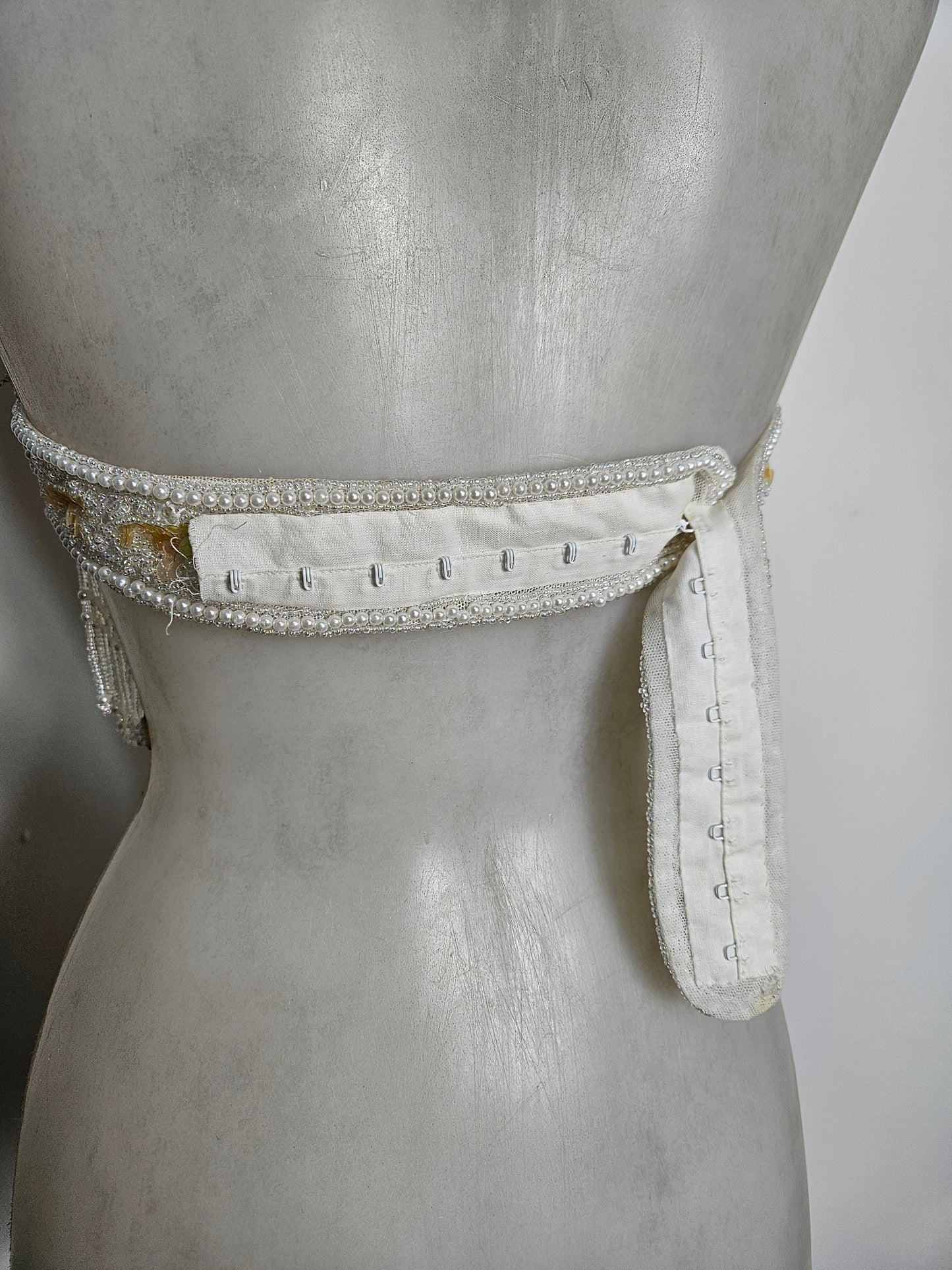 Haut dos nu brodé blanc et doré