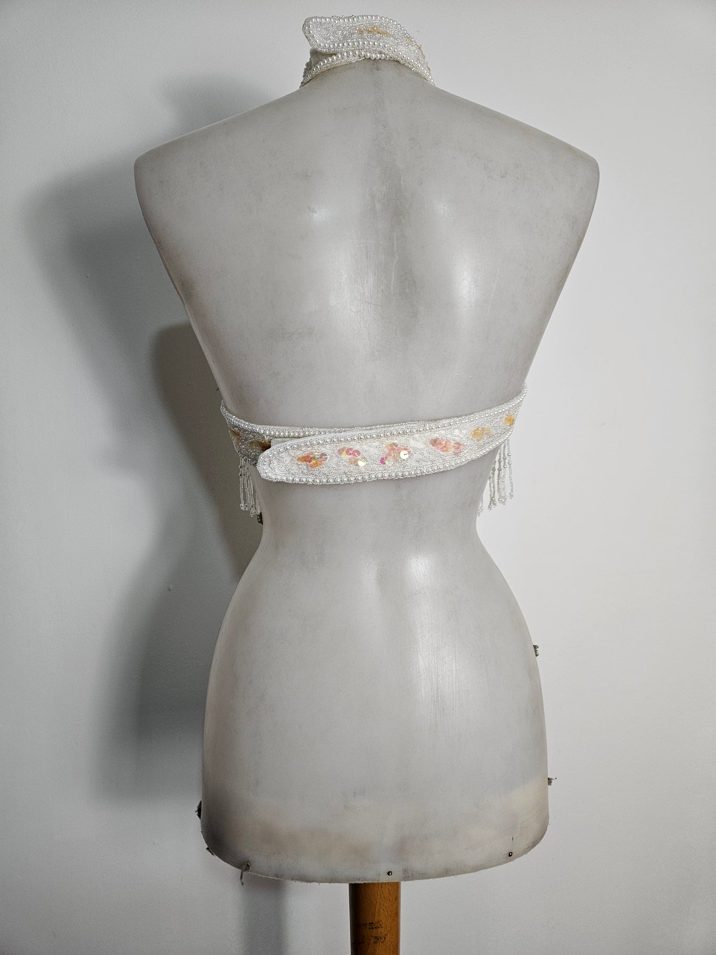 Haut dos nu brodé blanc et doré