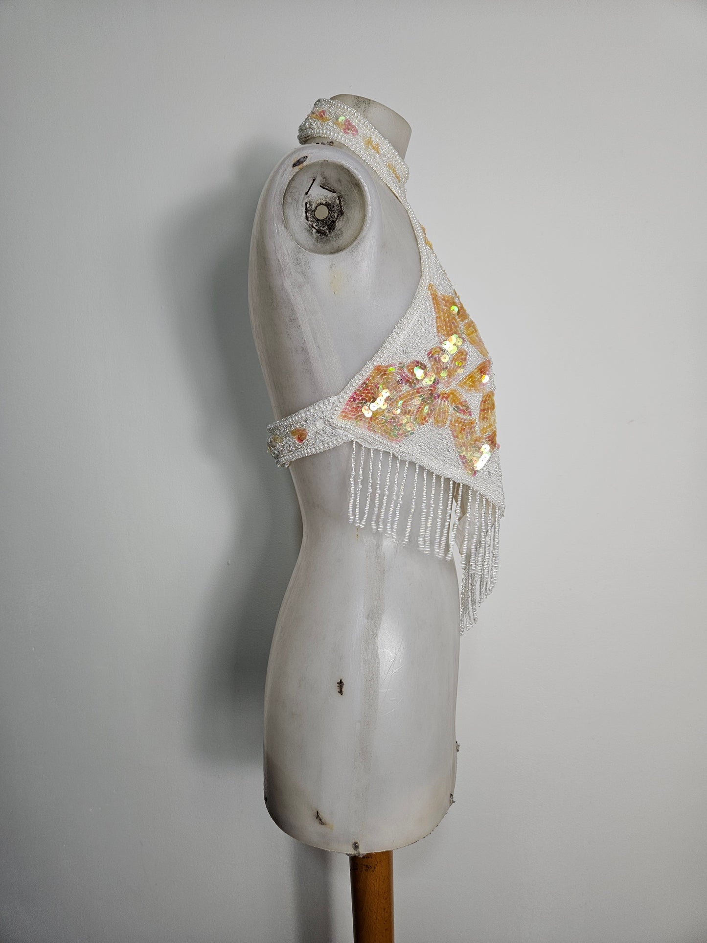 Haut dos nu brodé blanc et doré