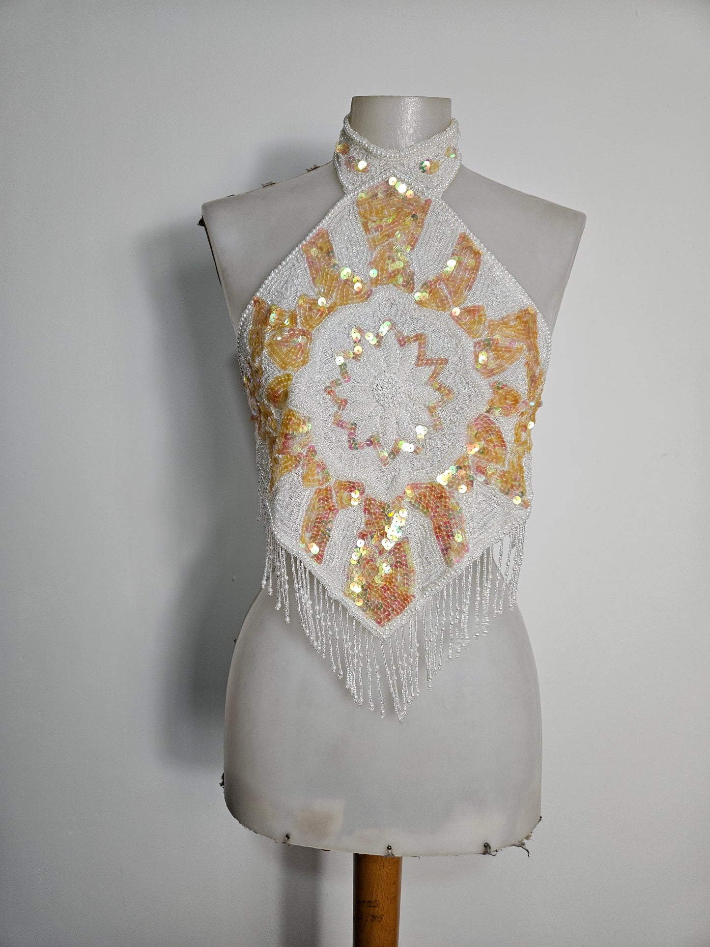 Haut dos nu brodé blanc et doré