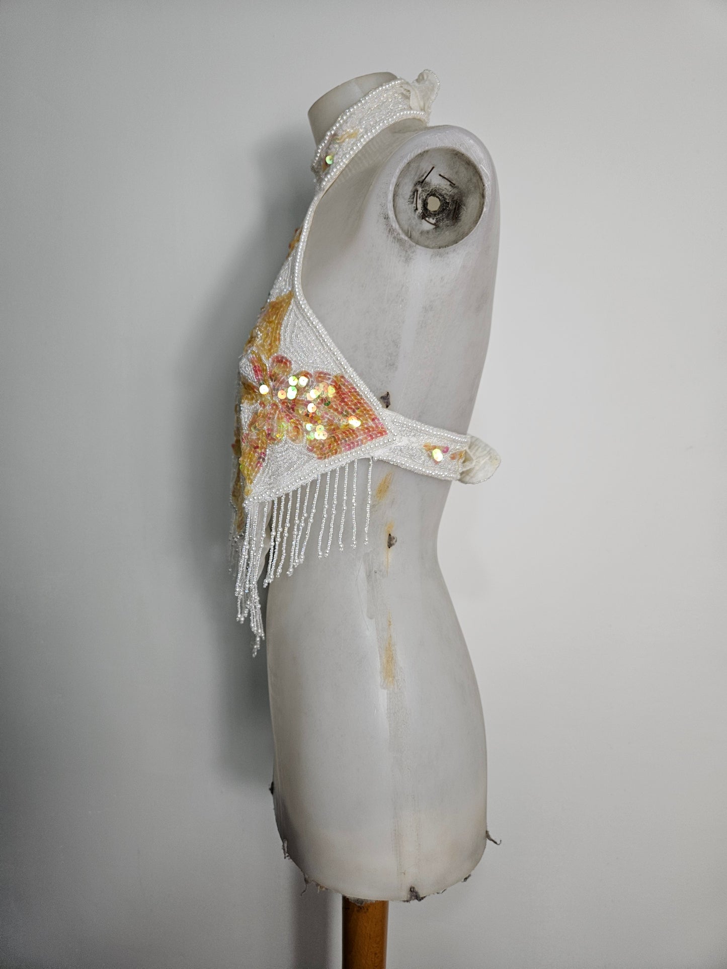 Haut dos nu brodé blanc et doré