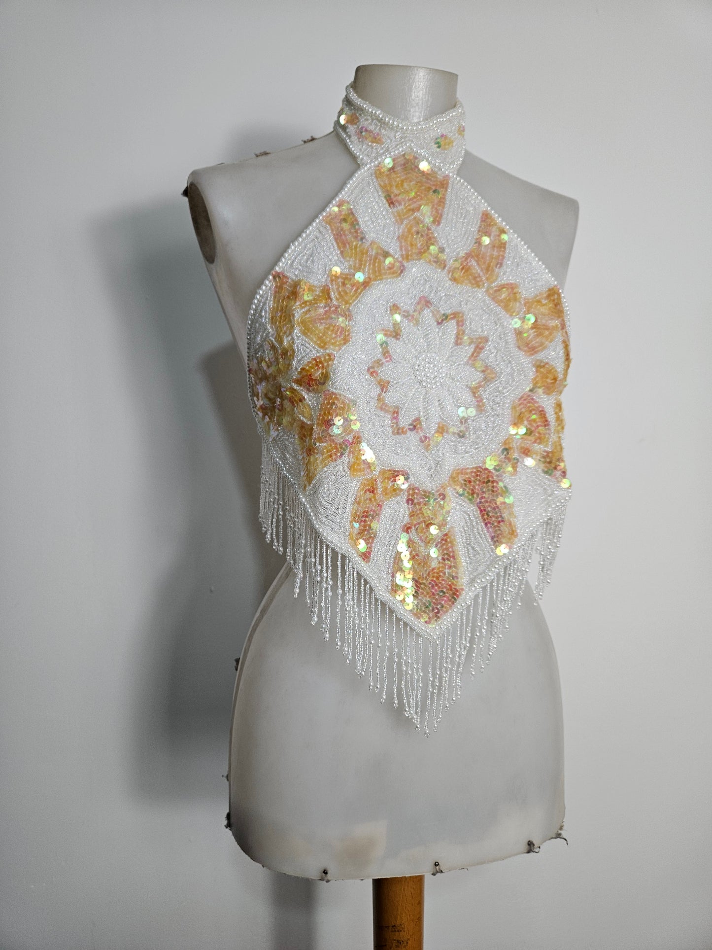 Haut dos nu brodé blanc et doré