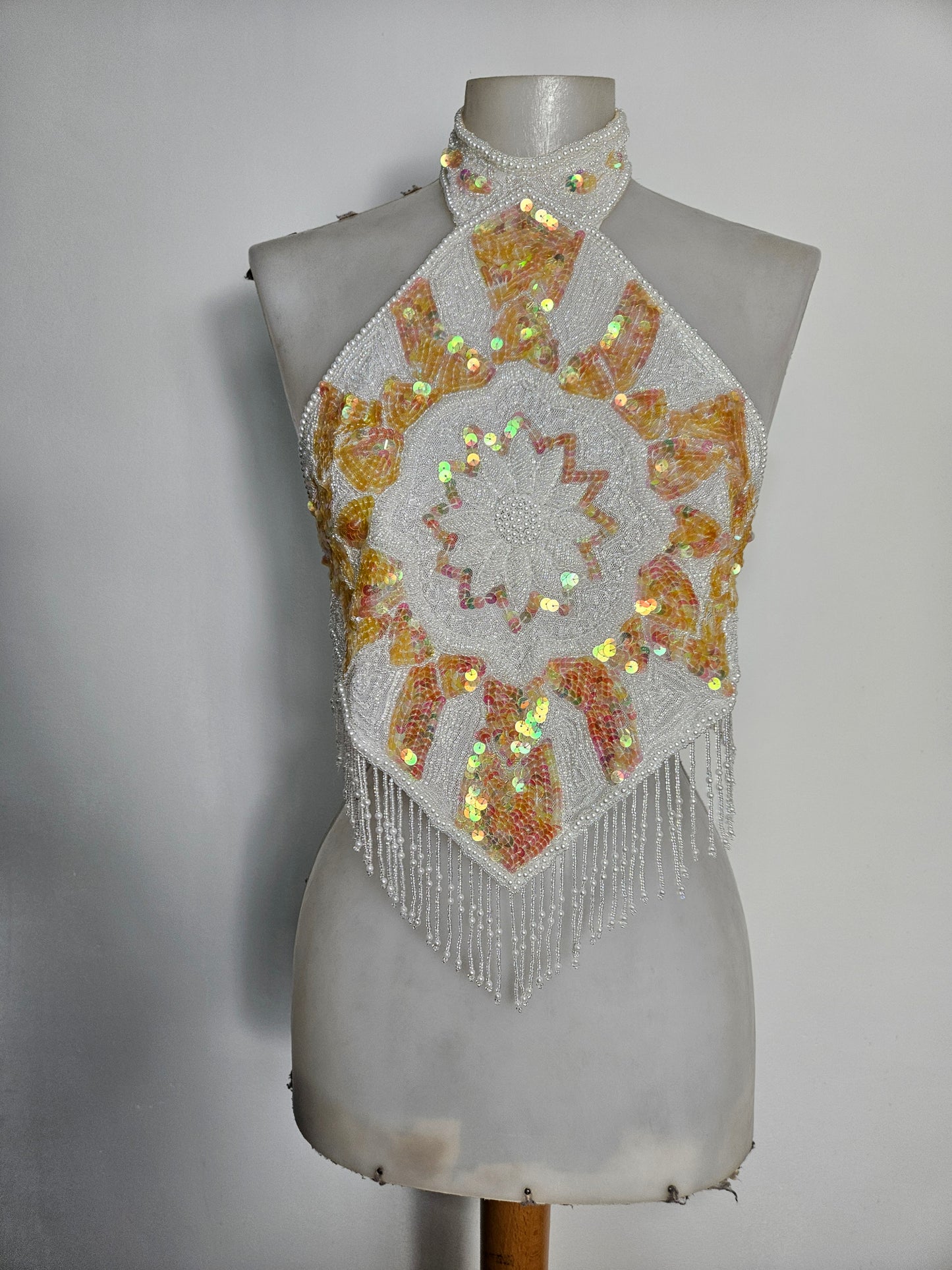 Haut dos nu brodé blanc et doré