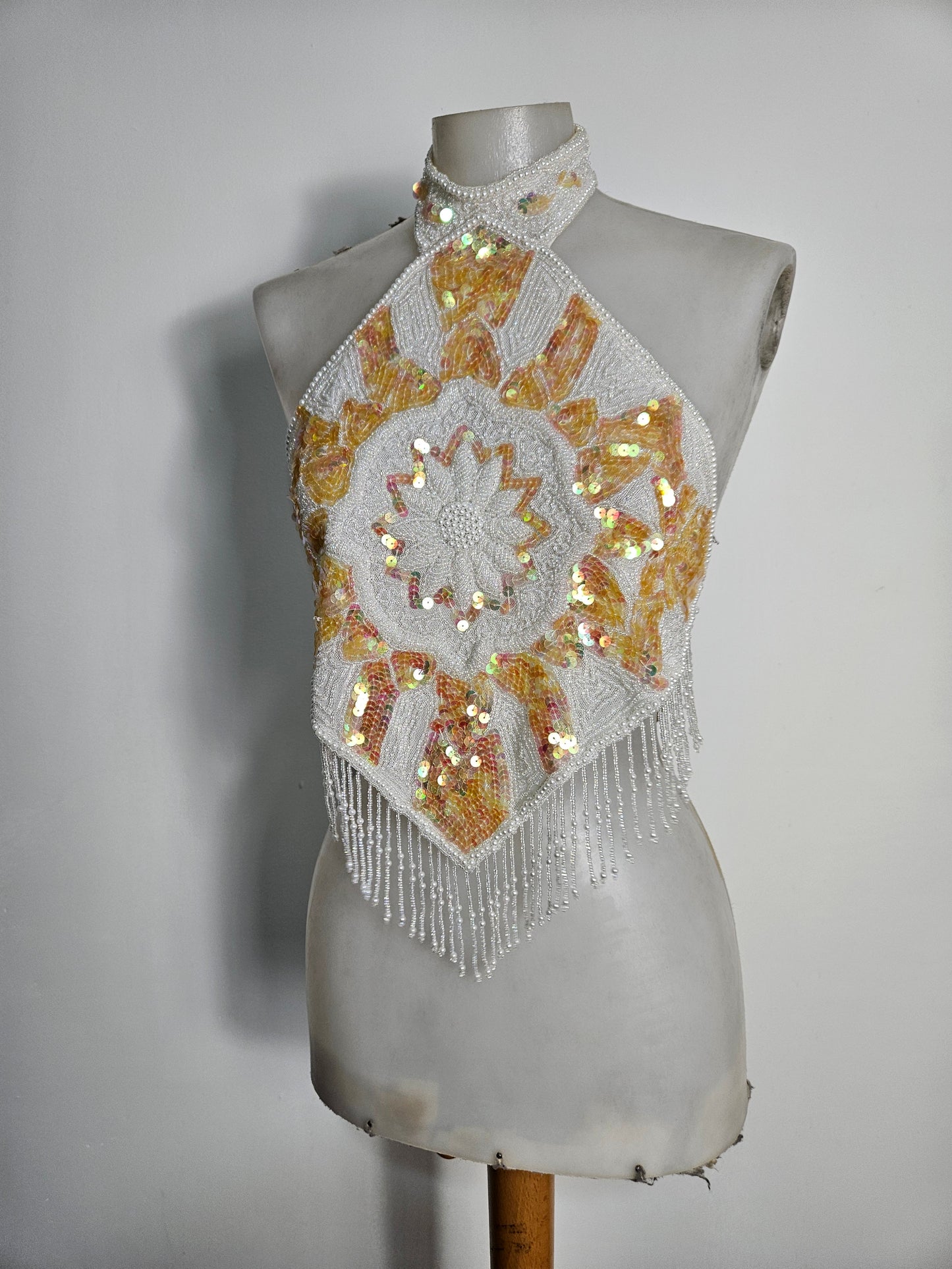 Haut dos nu brodé blanc et doré