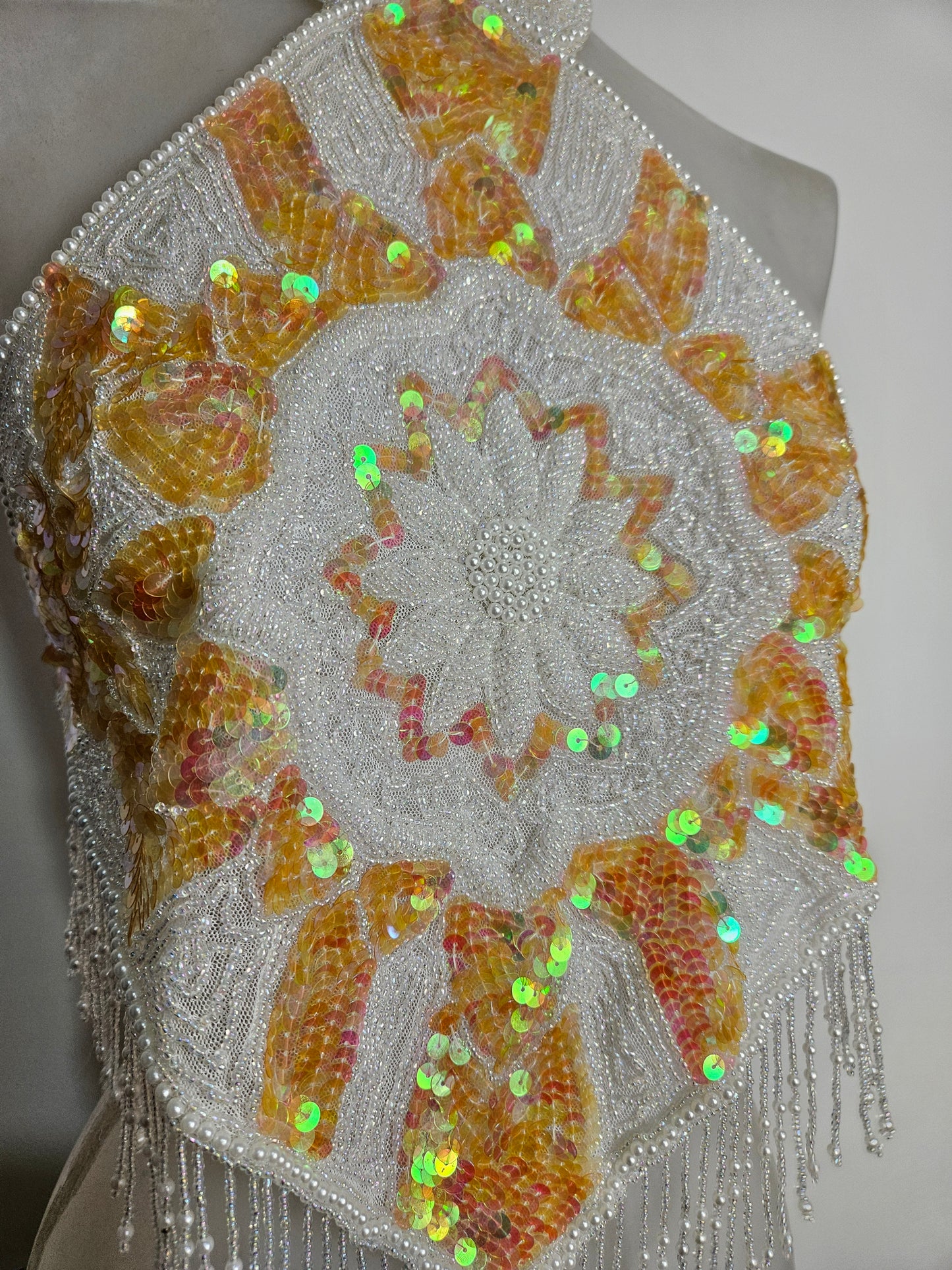 Haut dos nu brodé blanc et doré