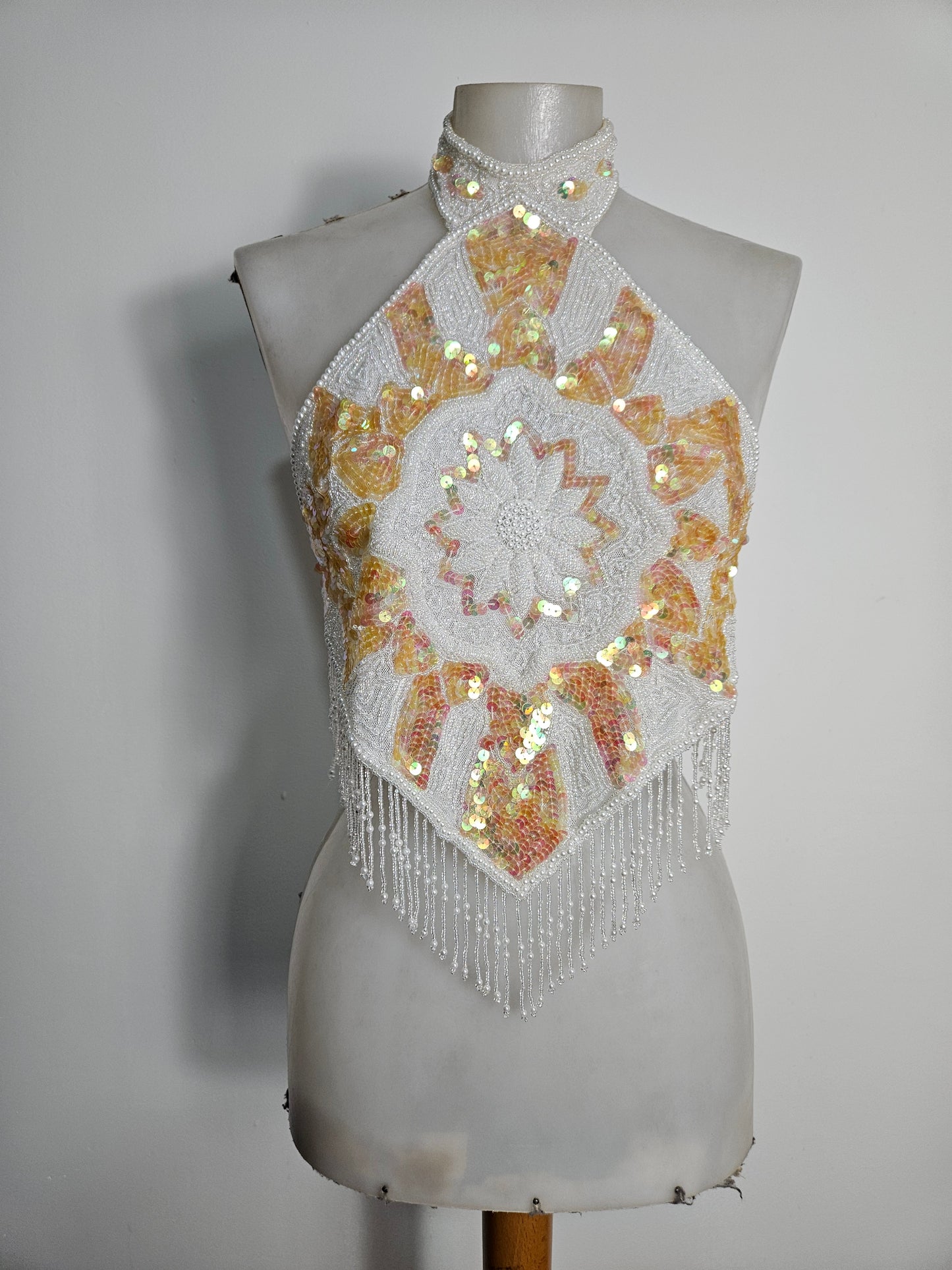 Haut dos nu brodé blanc et doré