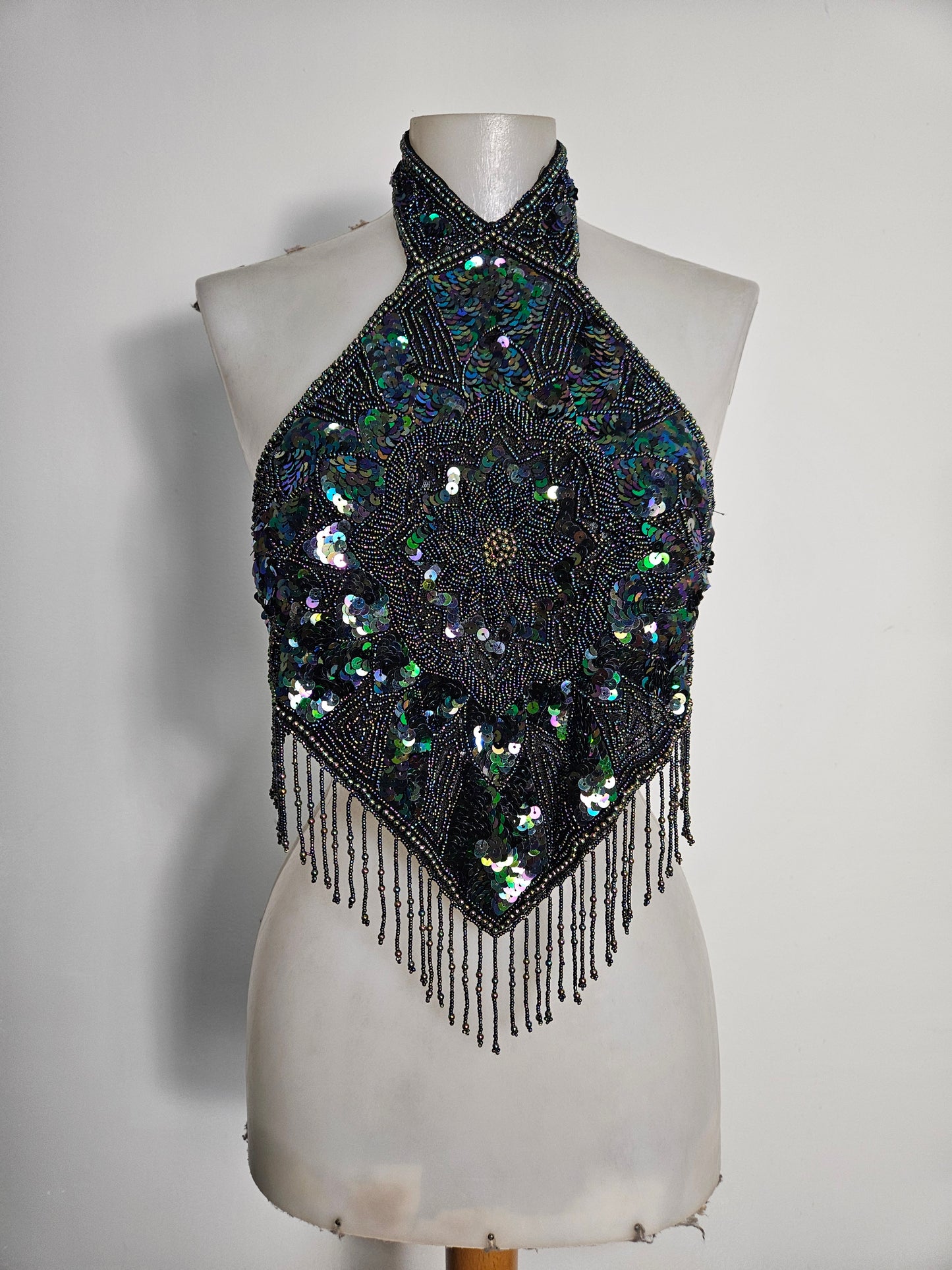 Dos nu brodé de sequins noir et vert