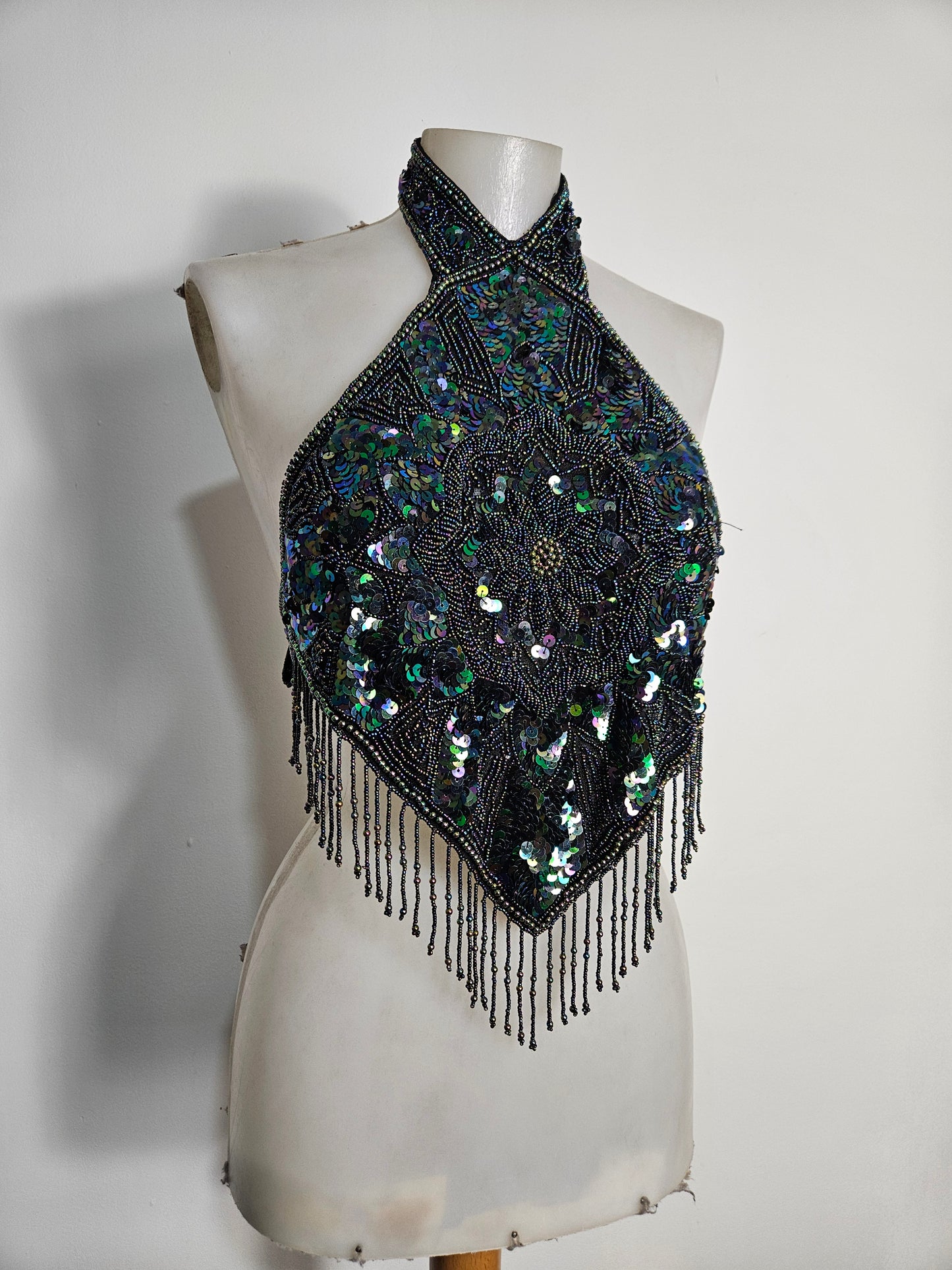 Dos nu brodé de sequins noir et vert