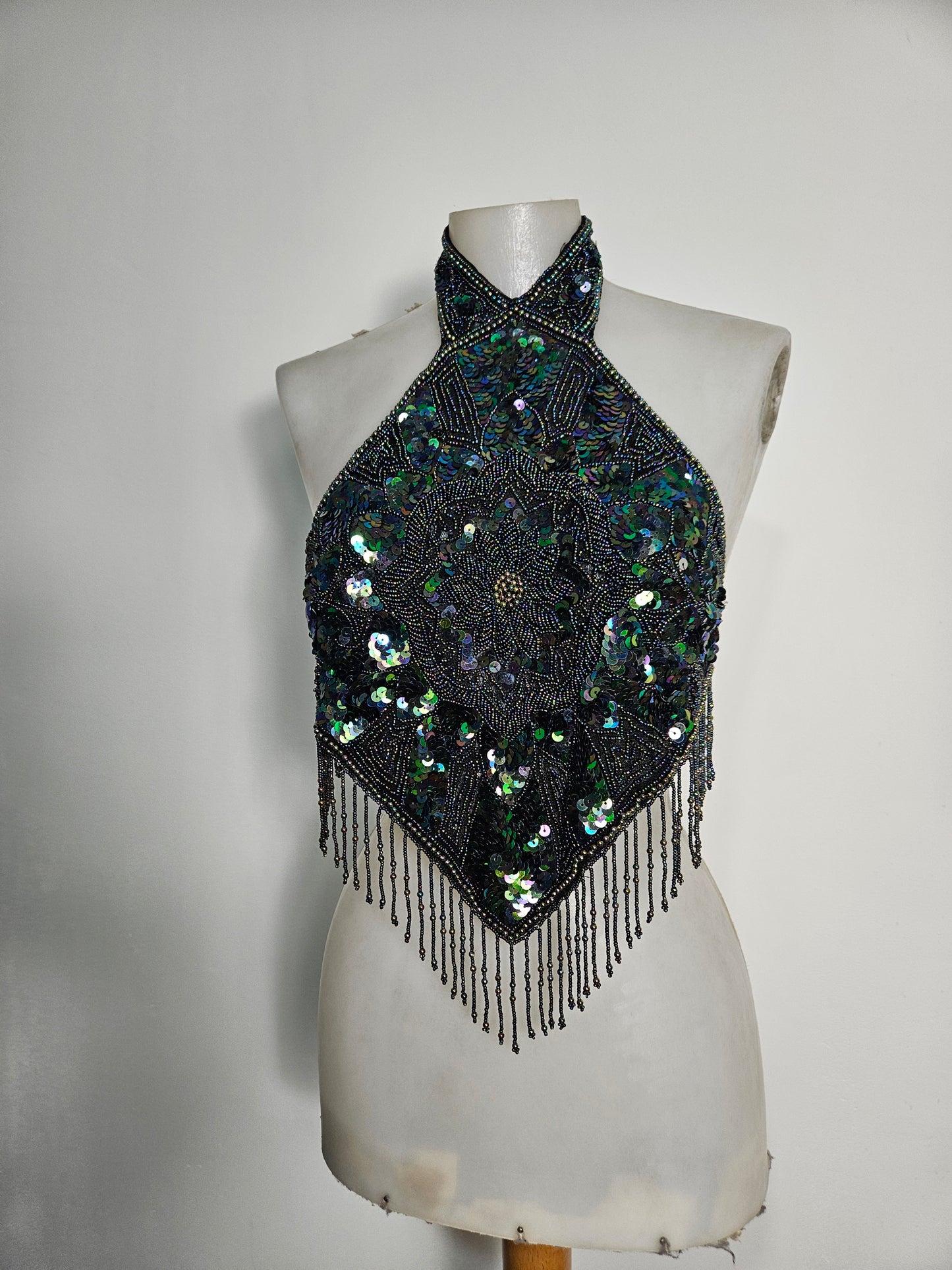 Dos nu brodé de sequins noir et vert