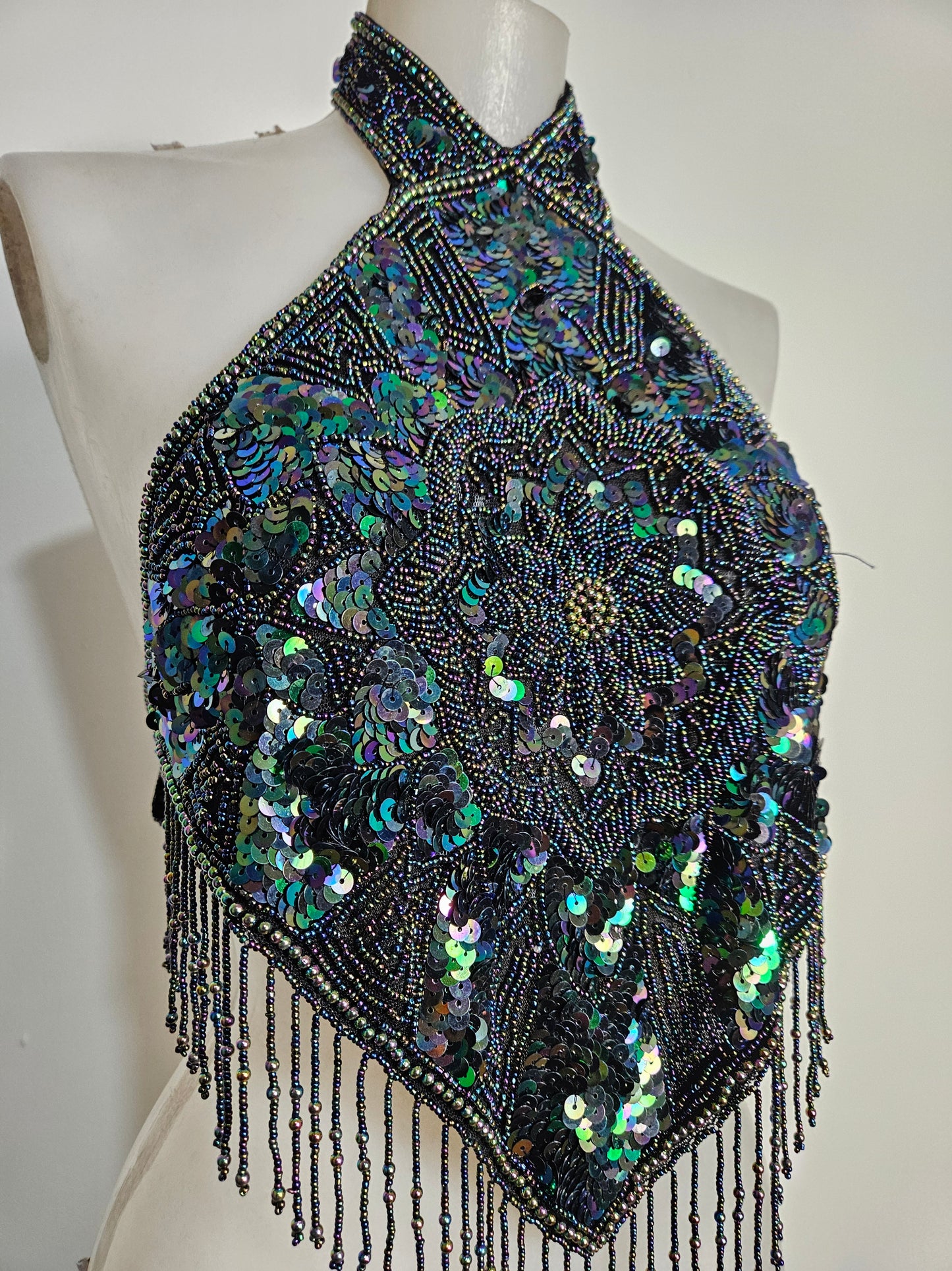 Dos nu brodé de sequins noir et vert