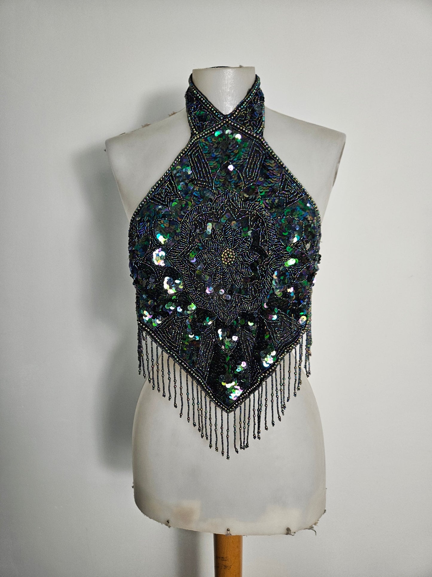 Dos nu brodé de sequins noir et vert