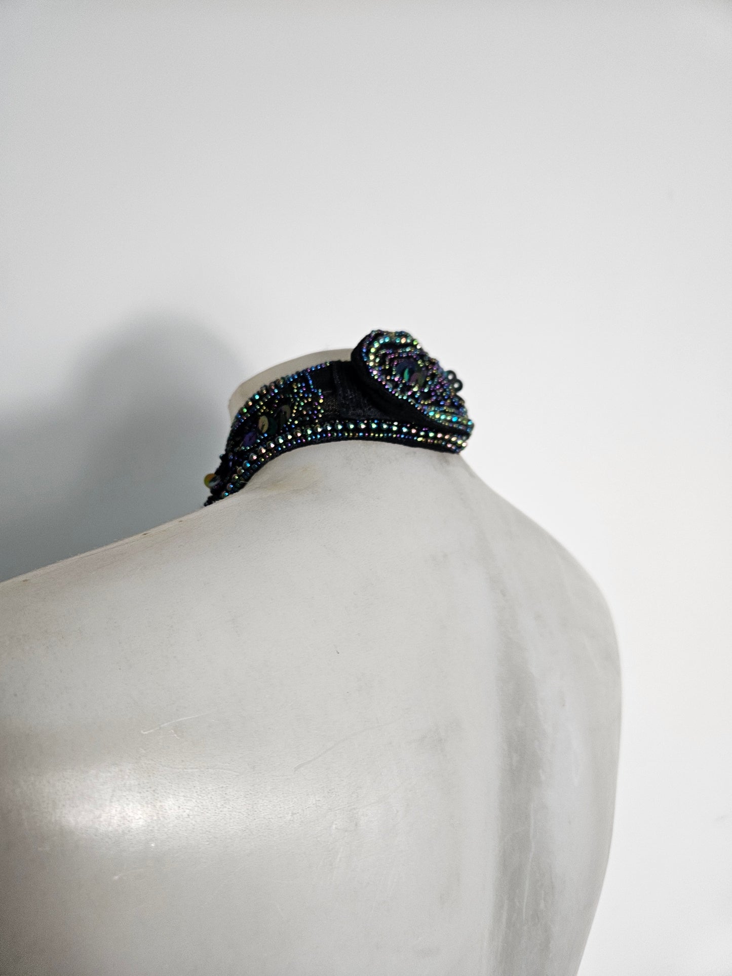 Dos nu brodé de sequins noir et vert