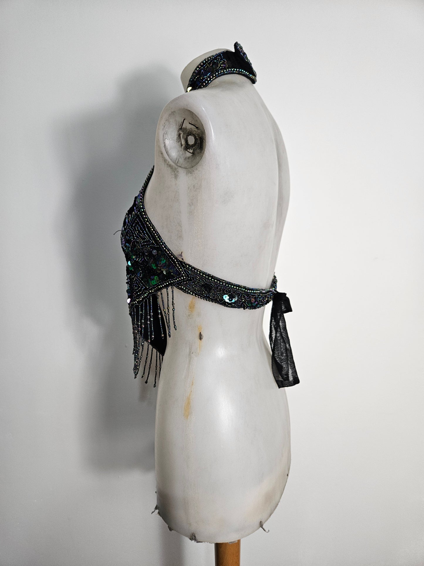 Dos nu brodé de sequins noir et vert