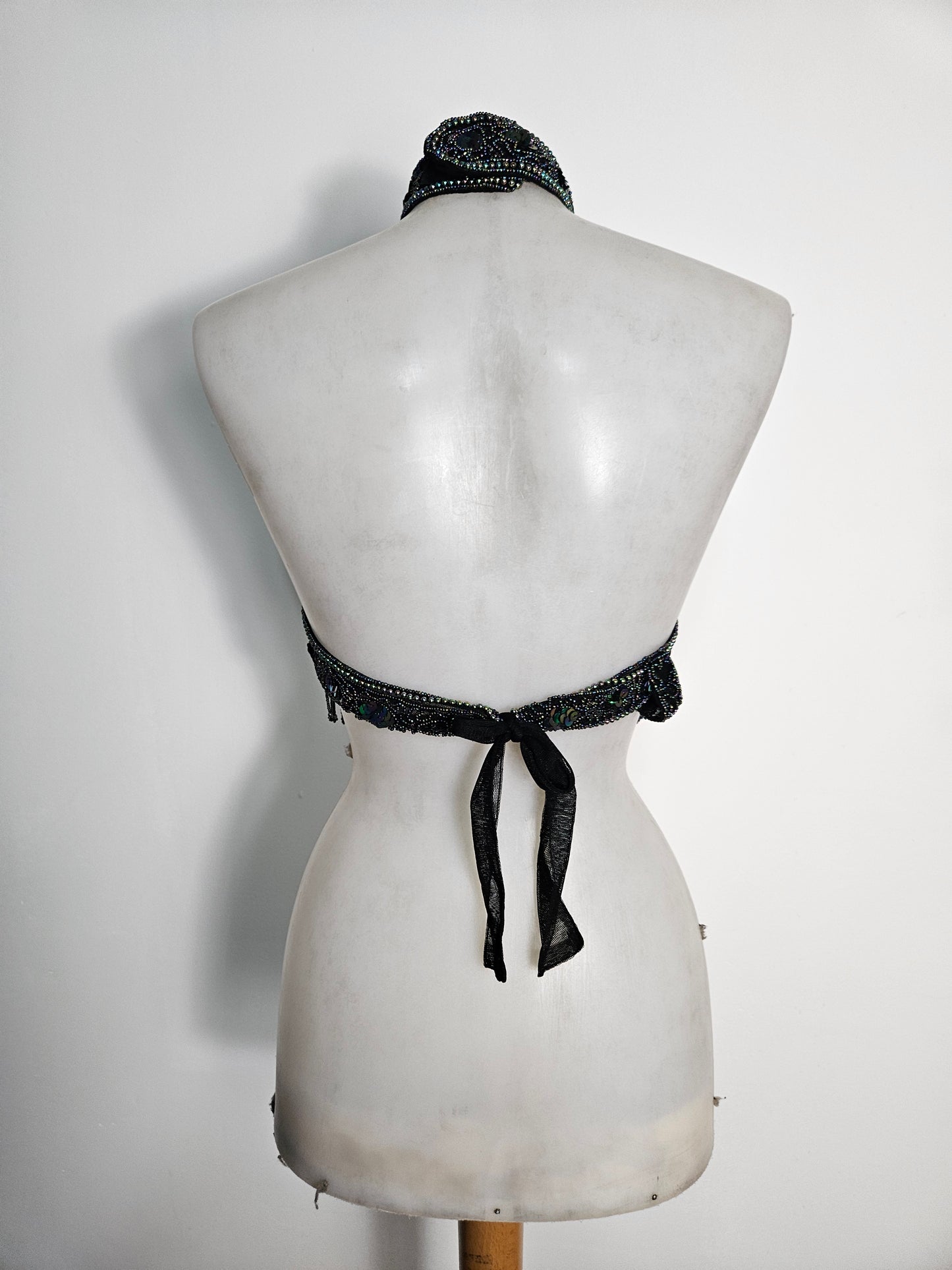 Dos nu brodé de sequins noir et vert