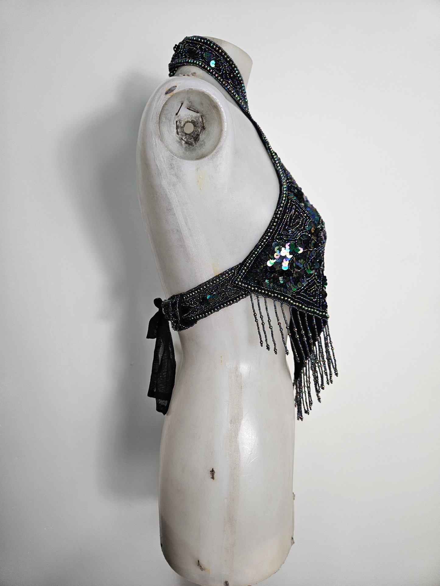 Dos nu brodé de sequins noir et vert