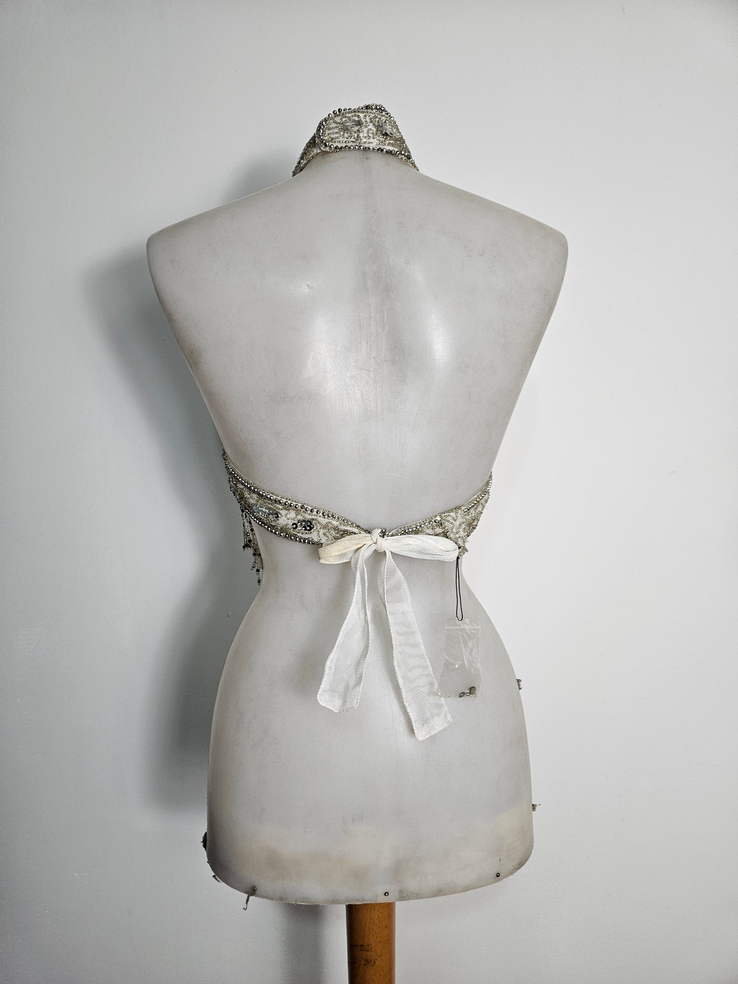 Haut dos nu brodé blanc et argenté