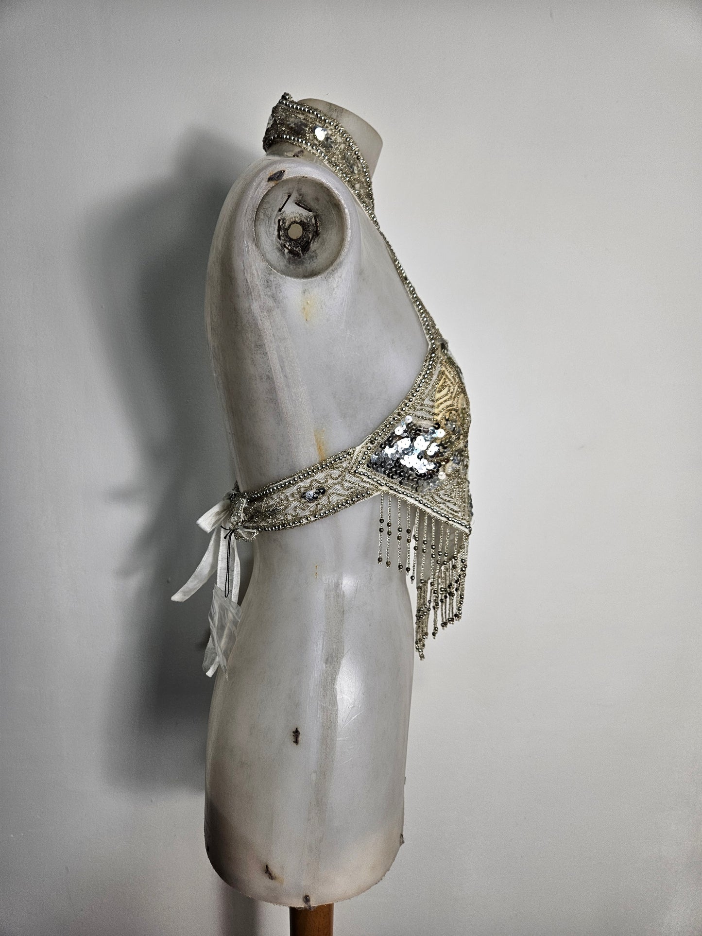 Haut dos nu brodé blanc et argenté