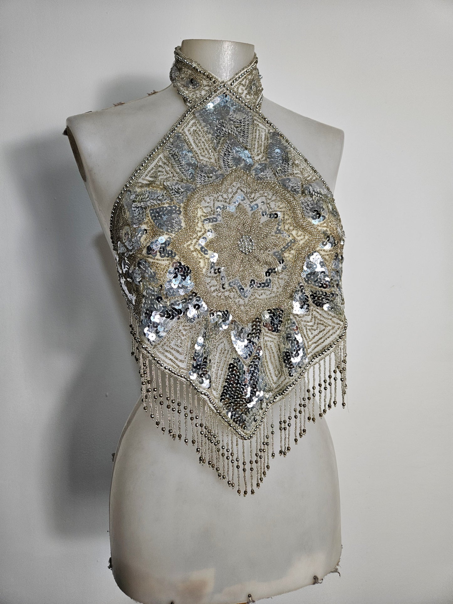 Haut dos nu brodé blanc et argenté