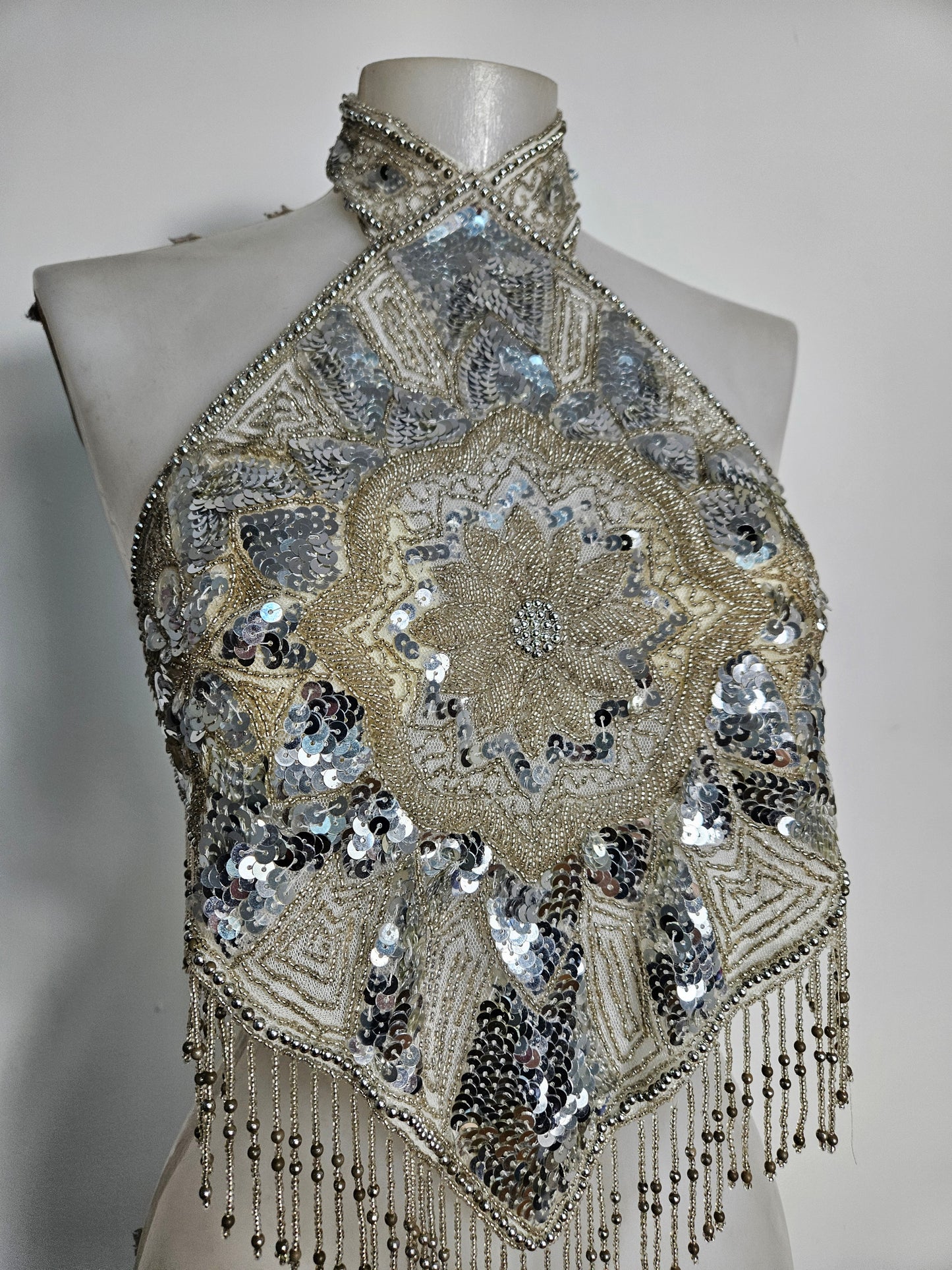 Haut dos nu brodé blanc et argenté