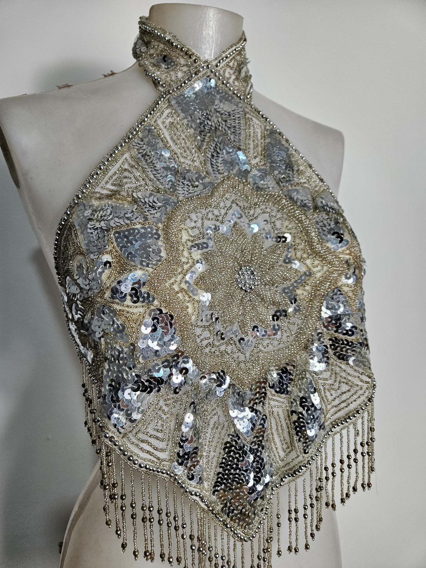 Haut dos nu brodé blanc et argenté