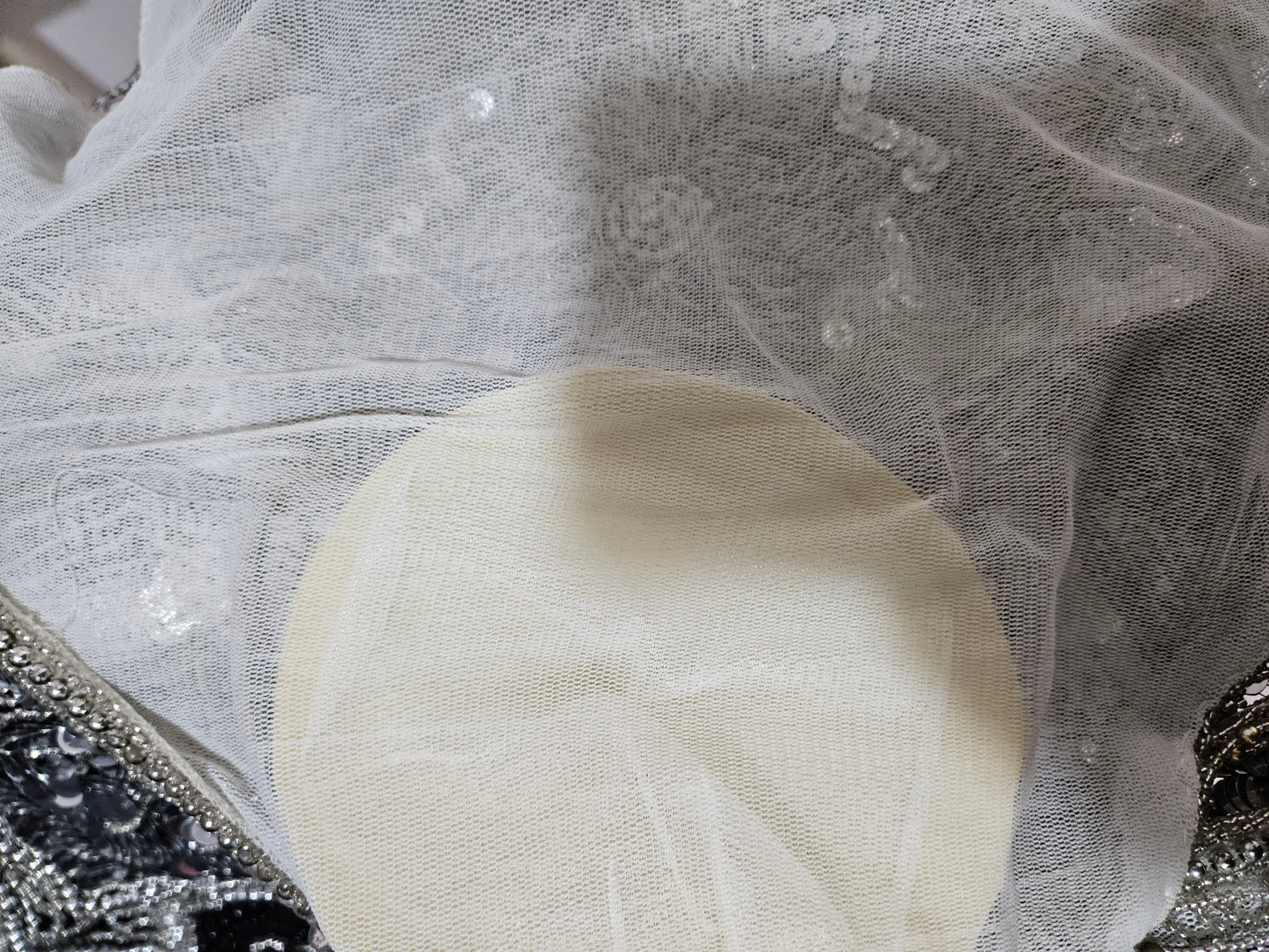 Haut dos nu brodé blanc et argenté