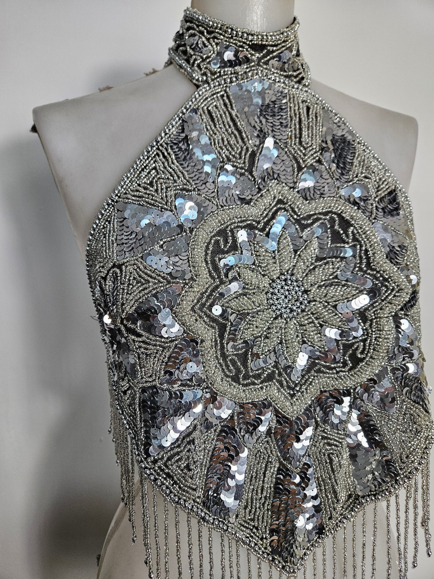 Haut dos nu brodé argenté