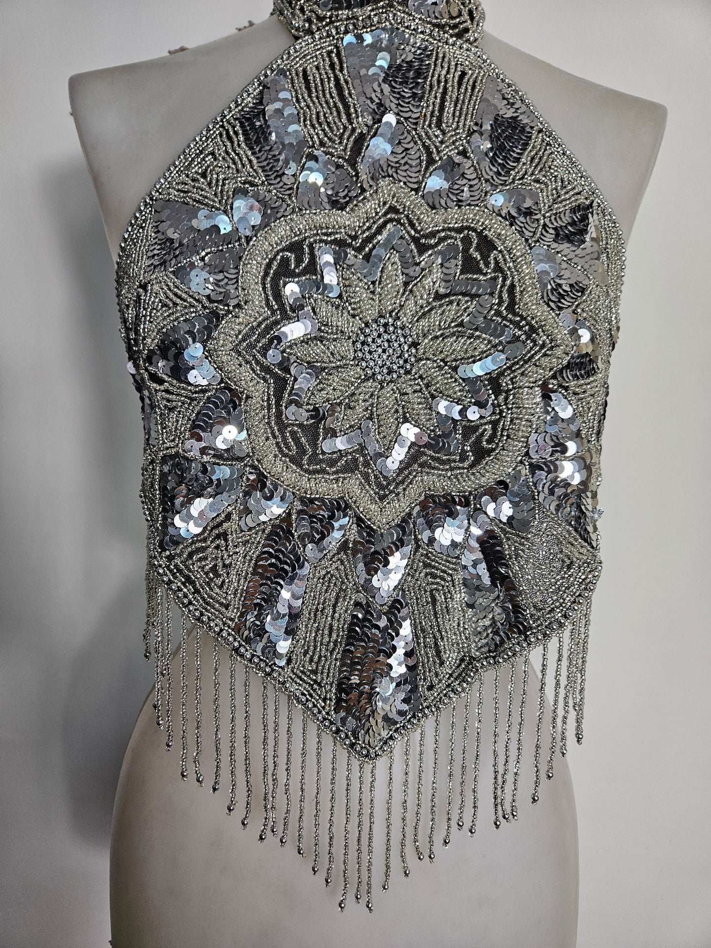 Haut dos nu brodé argenté