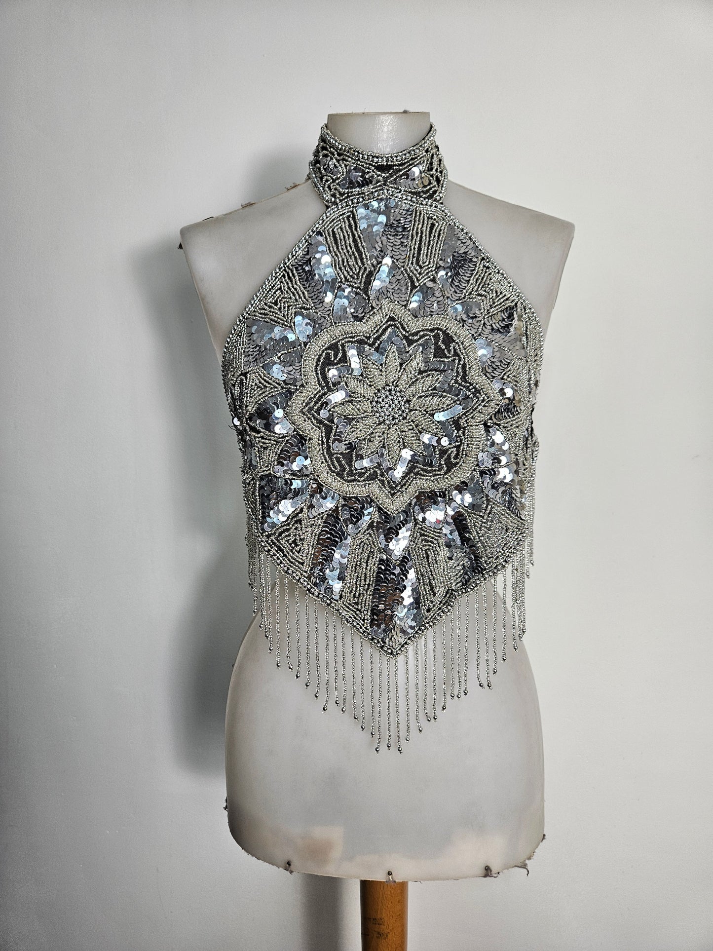 Haut dos nu brodé argenté